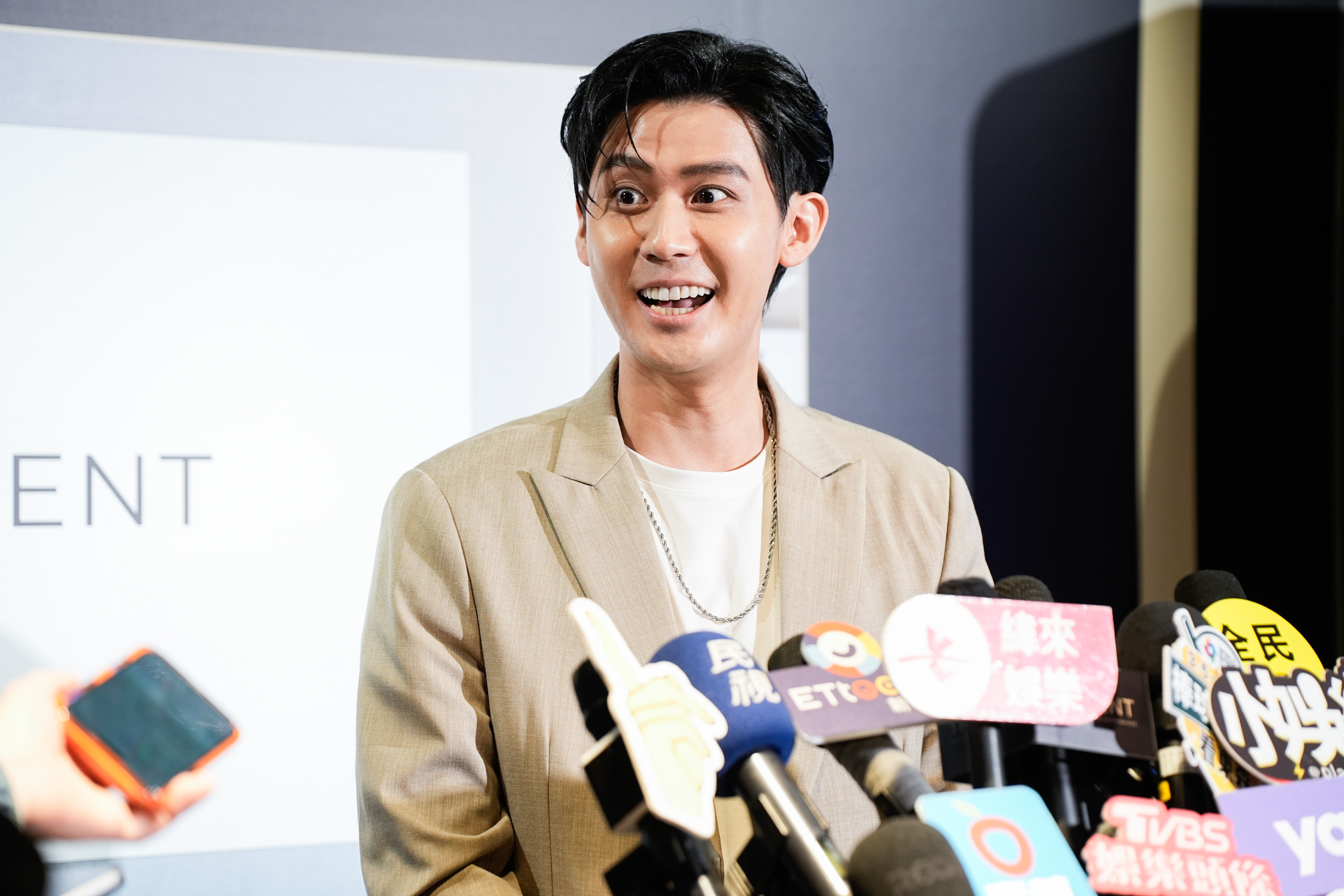 李玉璽婚後首度露面，為香氛機品牌站台。

