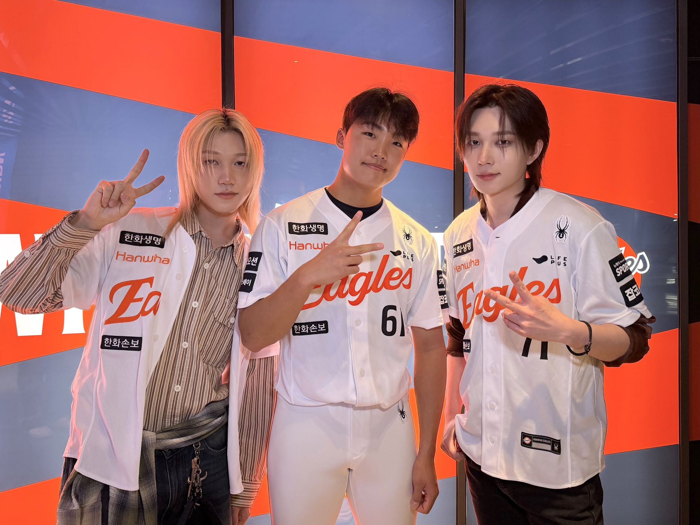 P1Harmony成員THEO(右)是韓華鷹球迷,也曾為球隊開球,左為同團成員JONGSEOB。(翻攝P1Harmony X)
