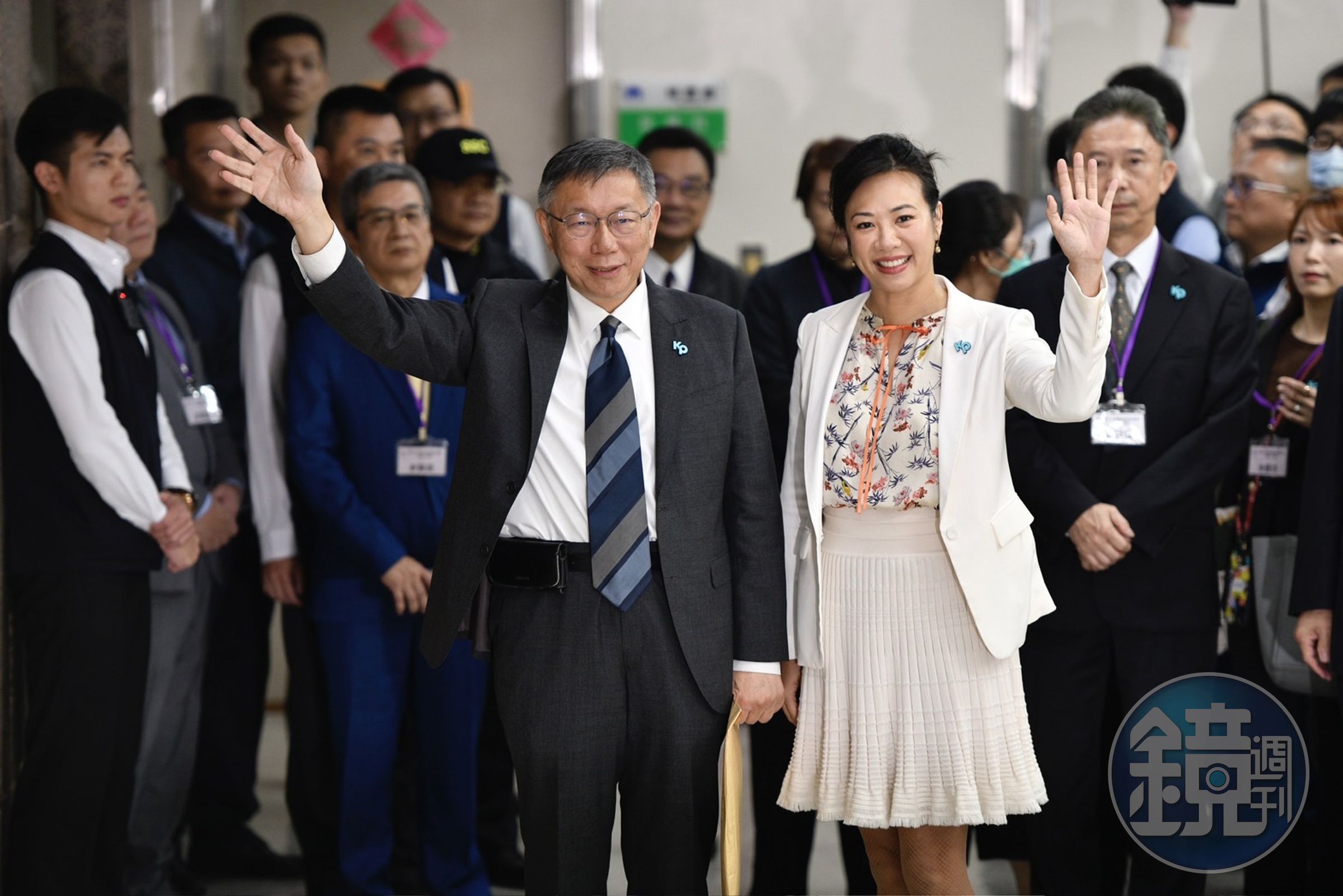 民眾黨總統參選人柯文哲(右),與副手立委吳欣盈24日現身中選會登記參選。(本刊資料照)