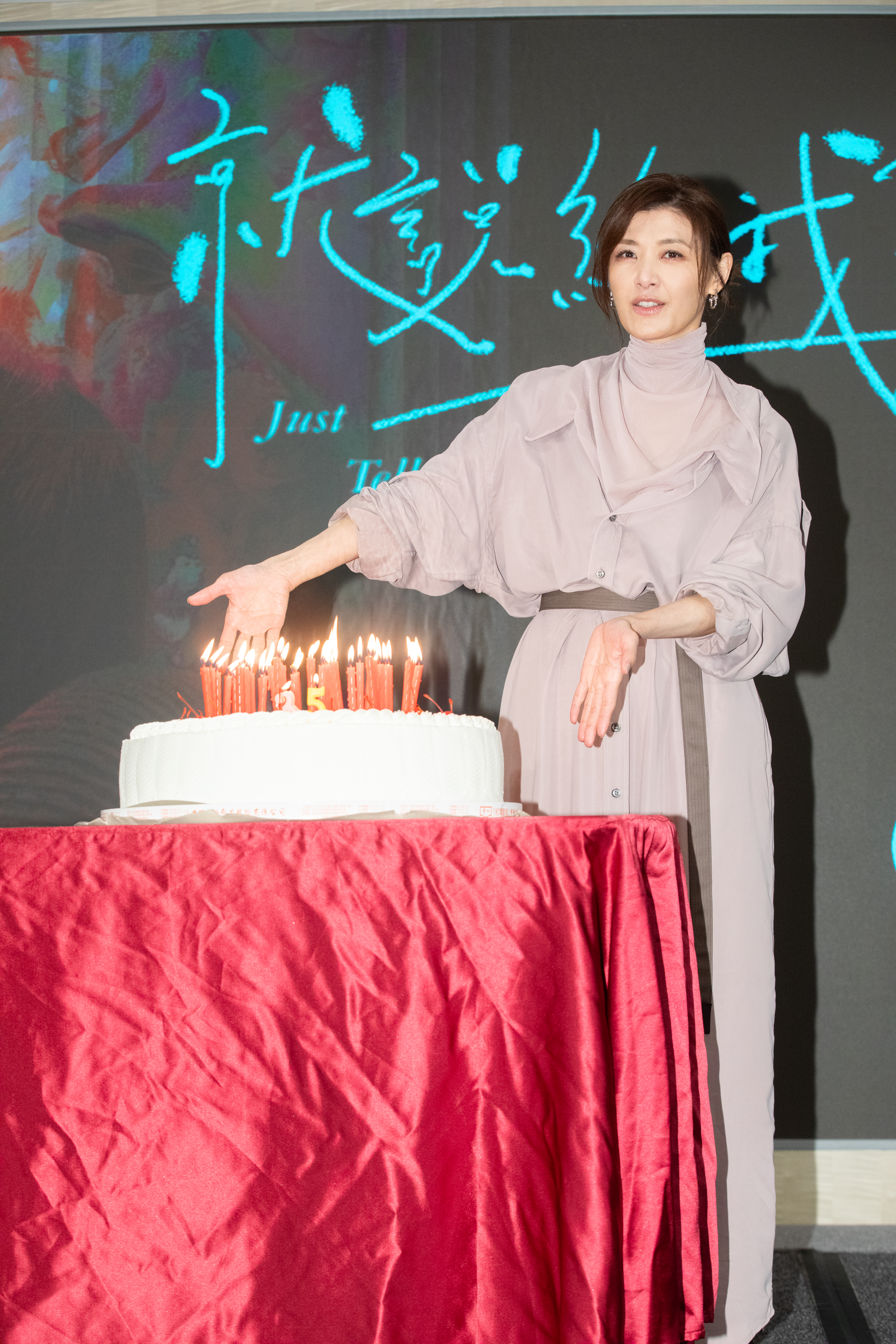 唱片公司送上50人份蛋糕，插滿35根蠟燭，慶祝蘇慧倫出道35週年與生日雙重喜悅。
