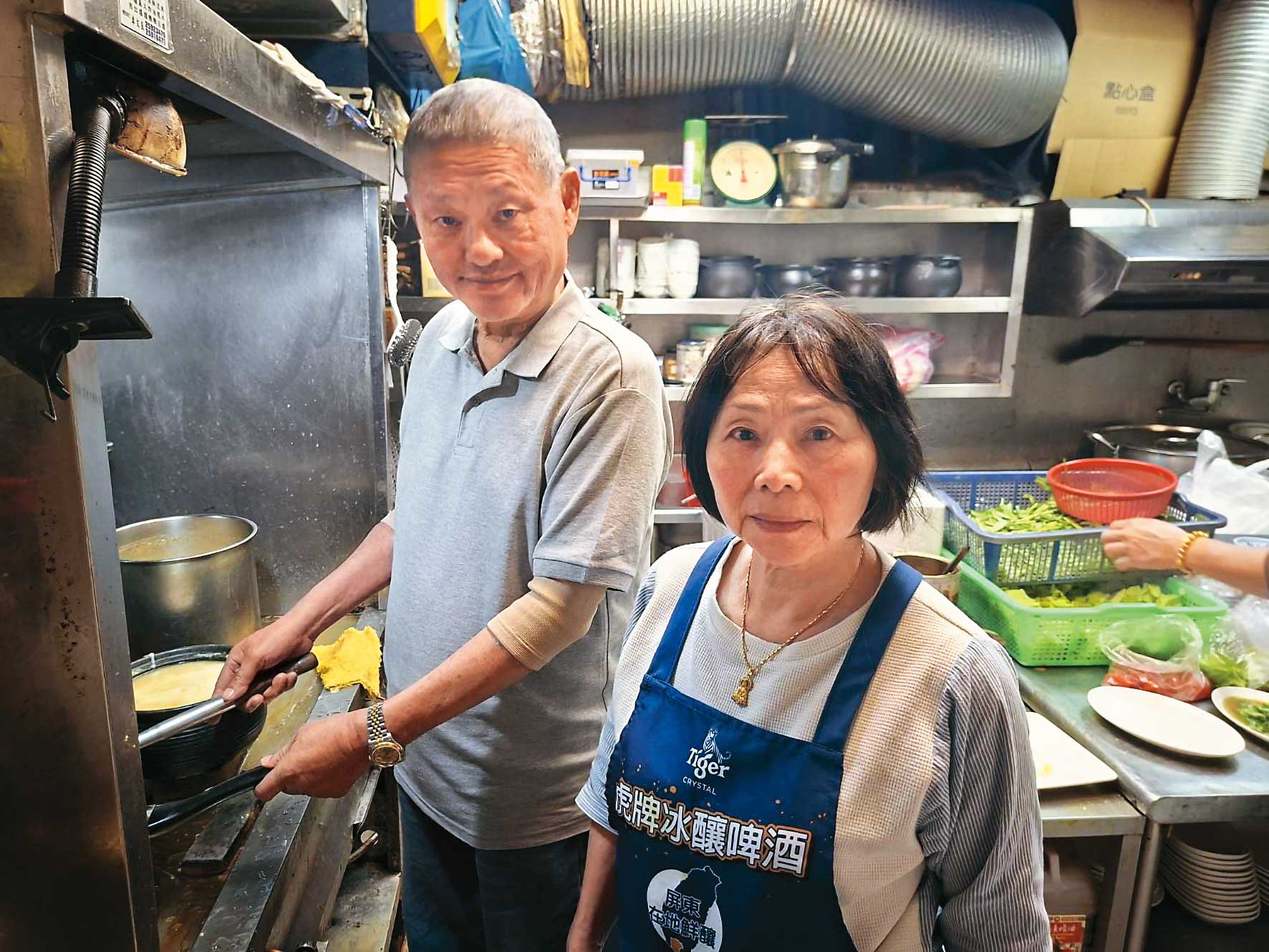 金春發開枝散葉,三子陳義誠(左)主掌承德路分店,三媳陳蔡杏枝(右)曾因狀告兒子登上新聞。