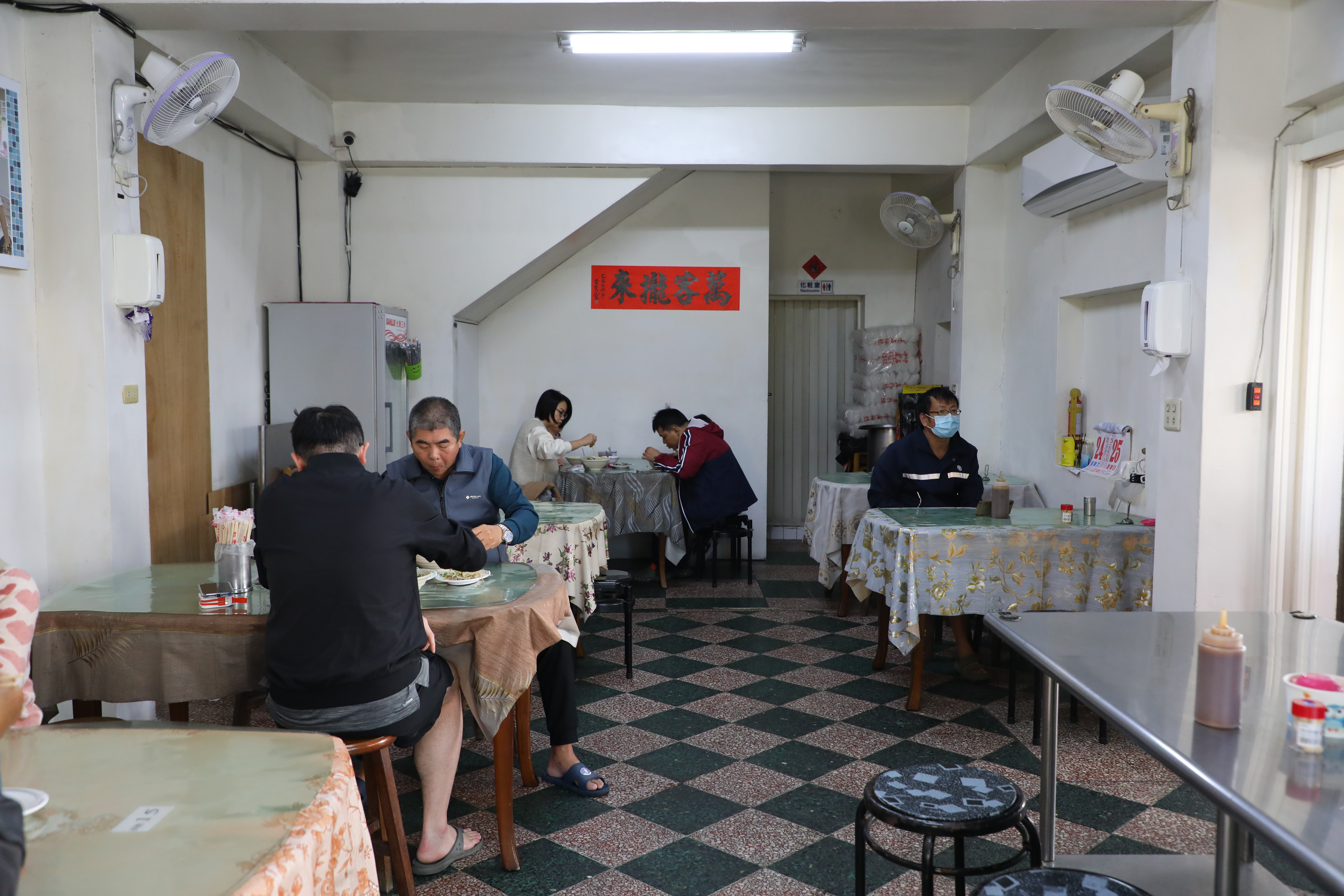 萬來一早就有在地老客人來吃冬粉當早餐。