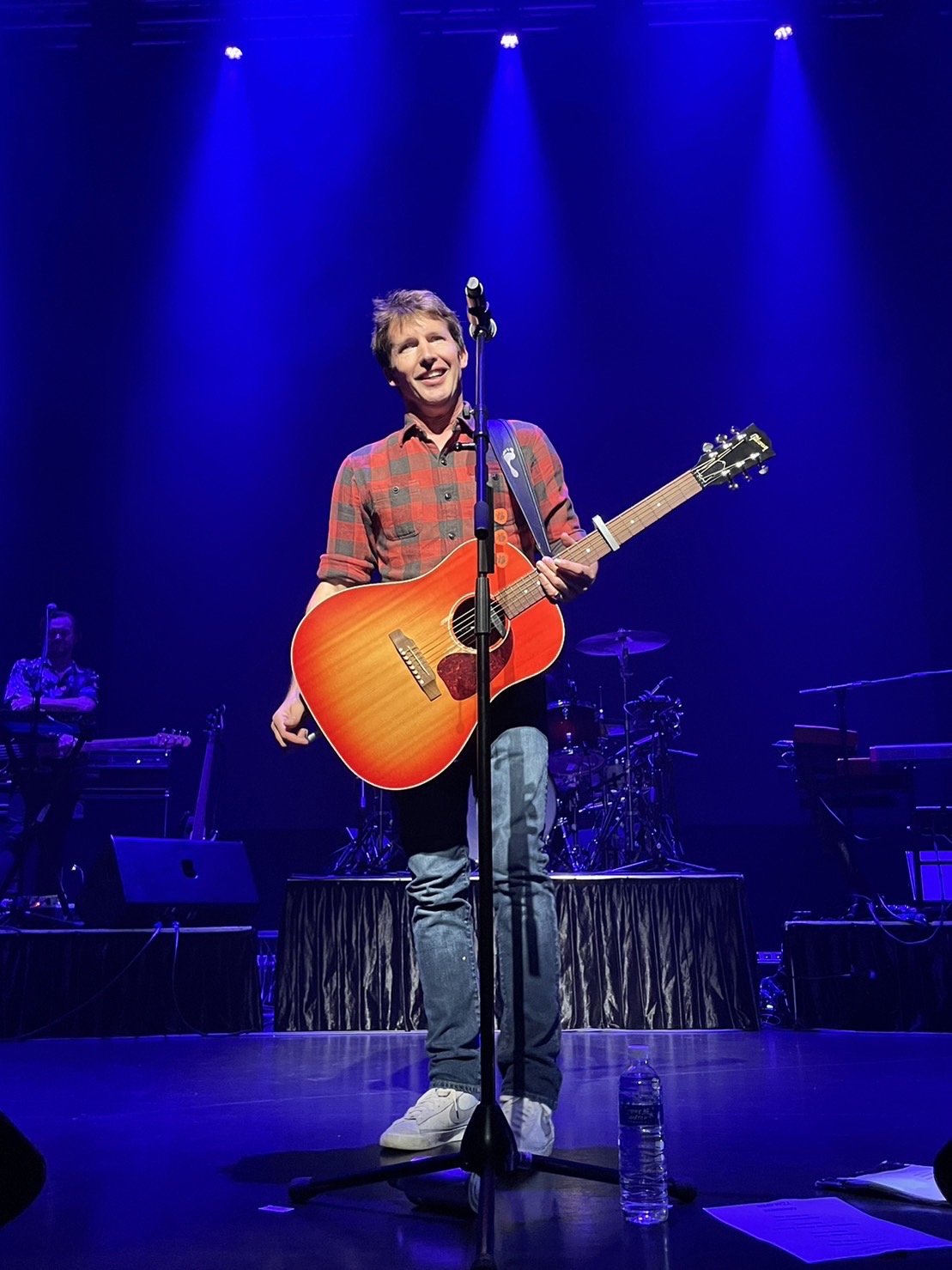 英國歌手「上尉詩人」詹姆仕布朗特(James Blunt)表演長達110分鐘,讓歌迷聽得陶醉連連。(華納唱片提供)