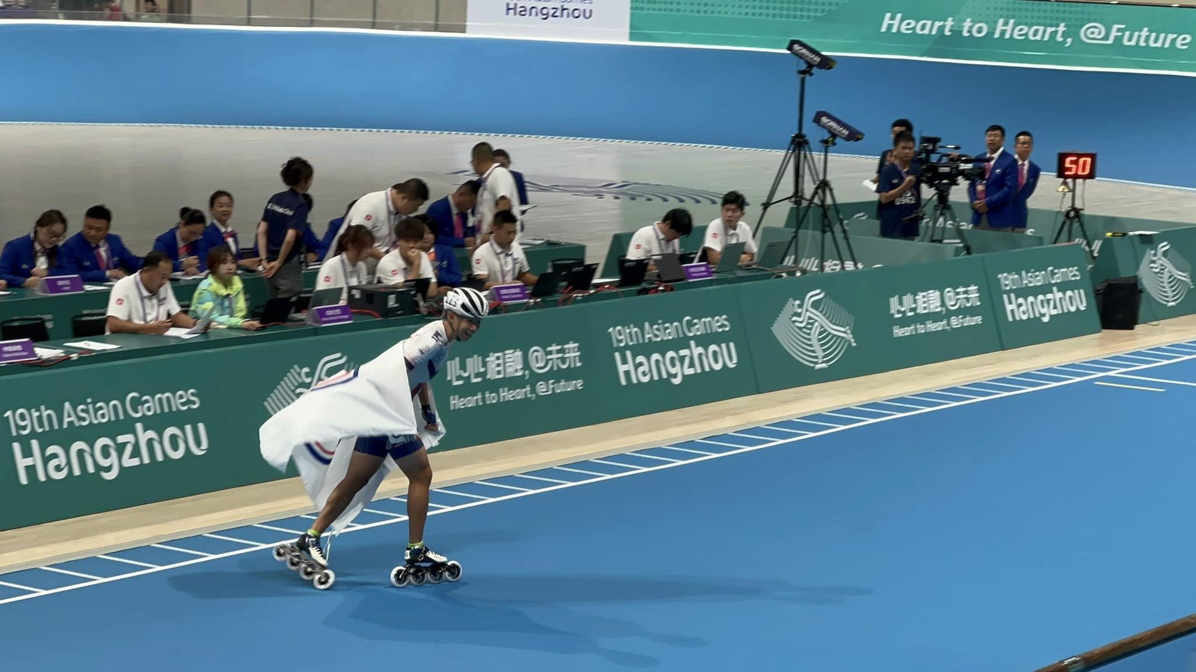 施沛妤、楊合貞天在杭州亞運競速溜冰女子10000公尺決賽完成「金包銀」。（翻攝中華台北滑輪溜冰協會 TPE臉書）