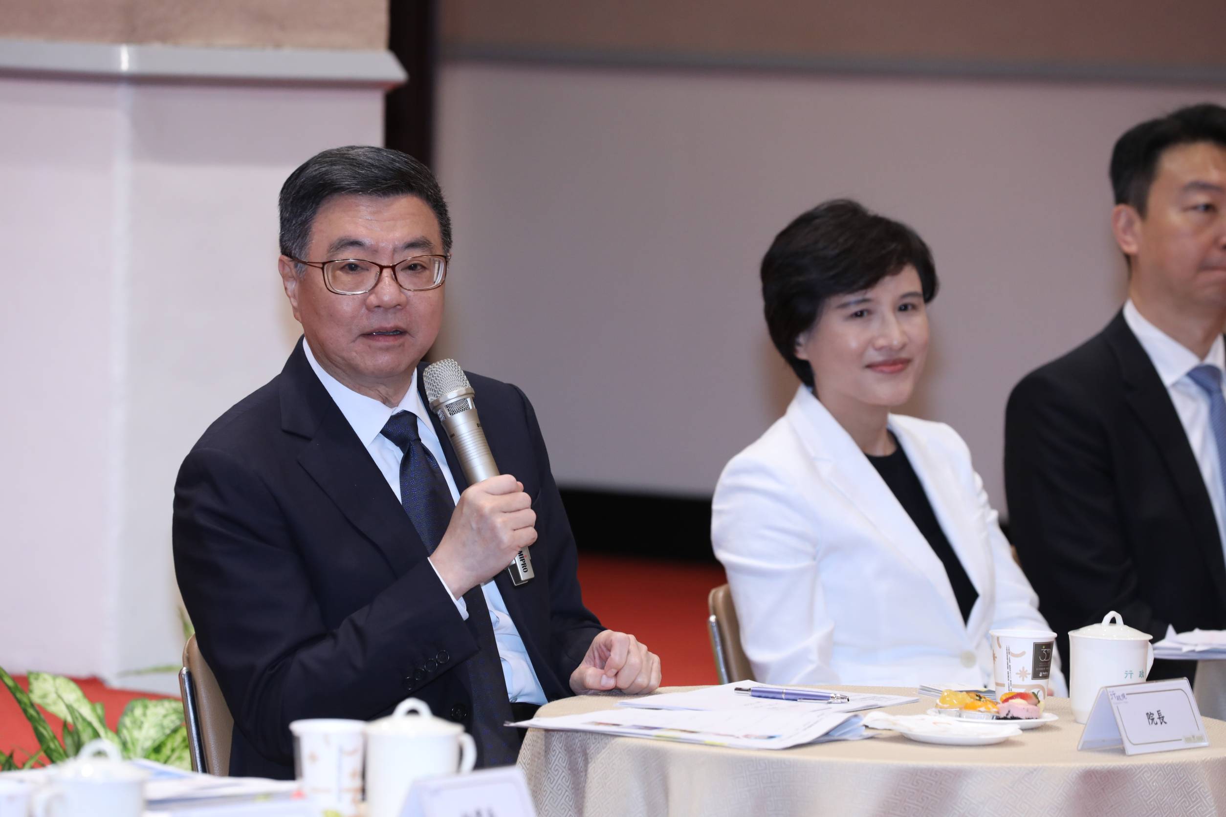 卓榮泰附和總統府回應，認為在憲法法庭裁判前，憲政機關不宜採取行動。