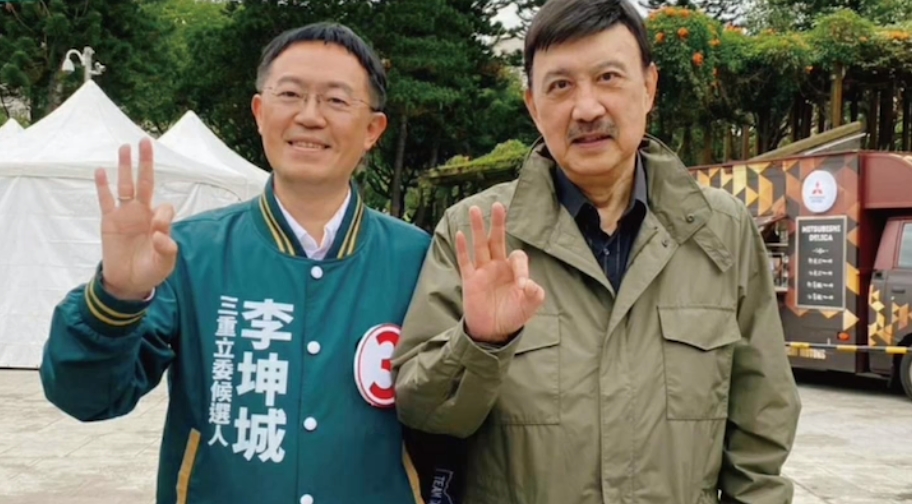 余天盼將三重區域利唯一席交棒給子弟兵李坤城。(翻攝自李坤城臉書)