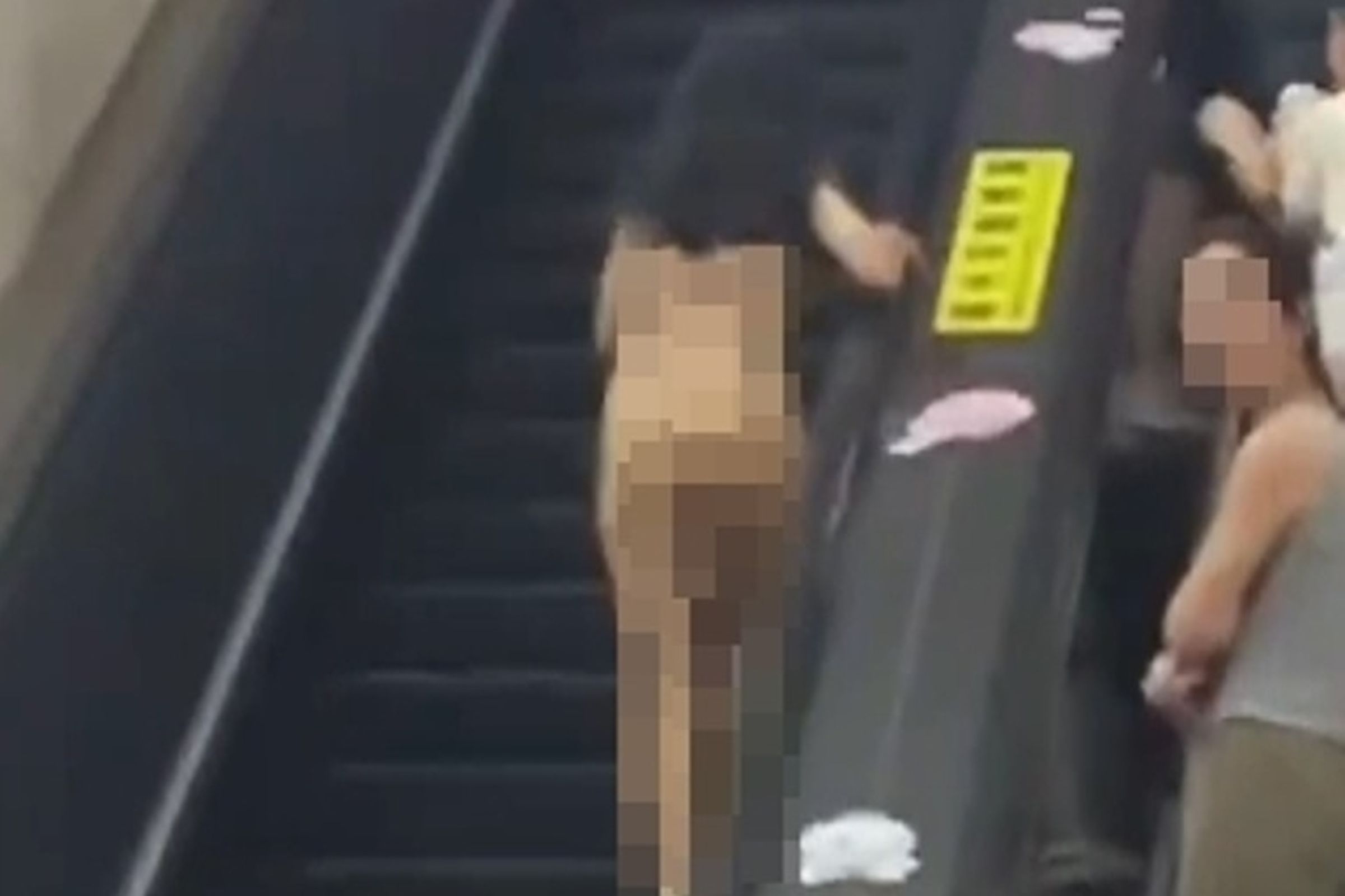 1名年約25歲的澳門女子全身赤裸出現在關閘廣場，在手扶梯跌倒受傷。（翻攝畫面）