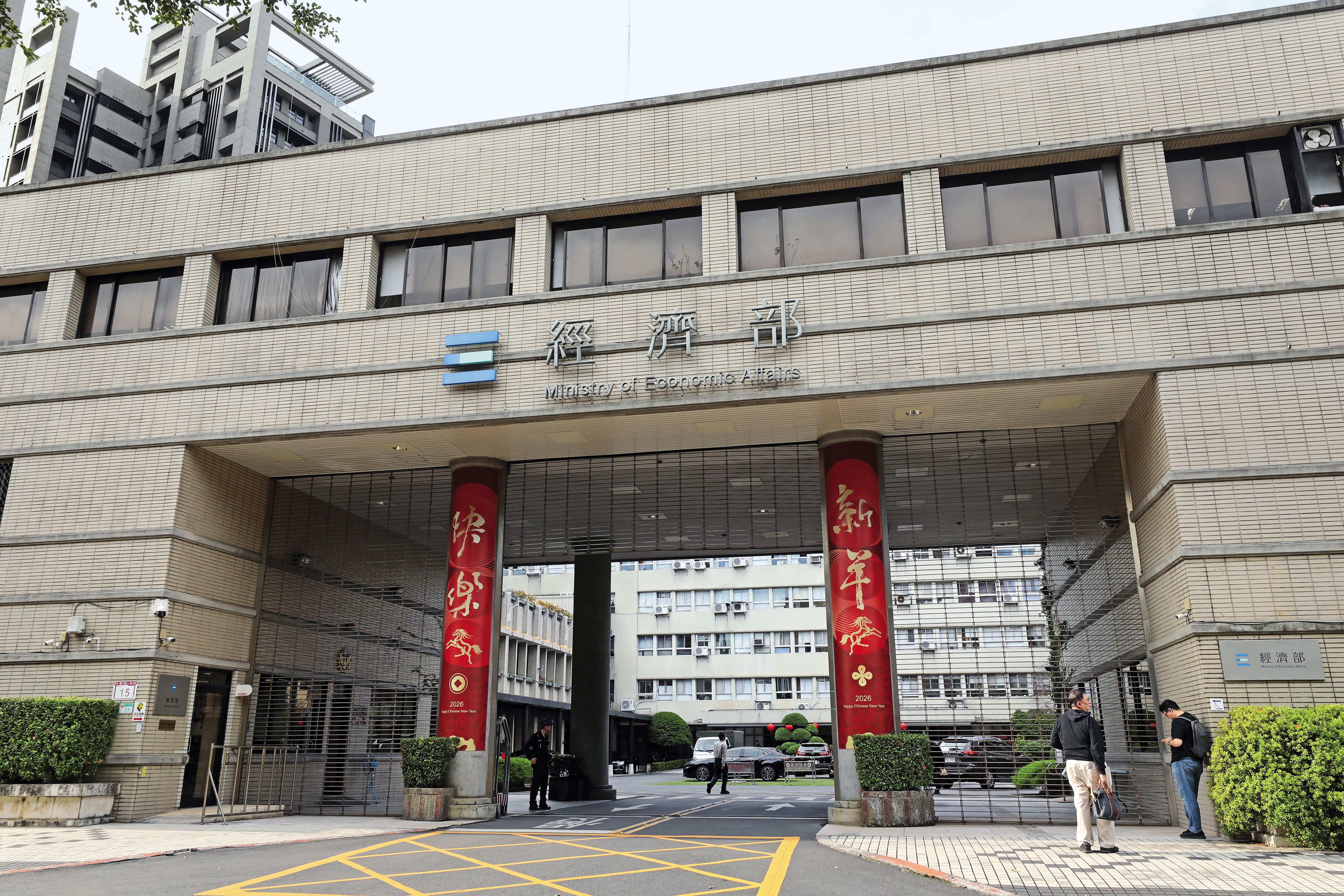 經濟部（圖）堅持依照法院判決維持太流公司增資案登記，並無不法，曾有官員被立委搞到失眠或生病。