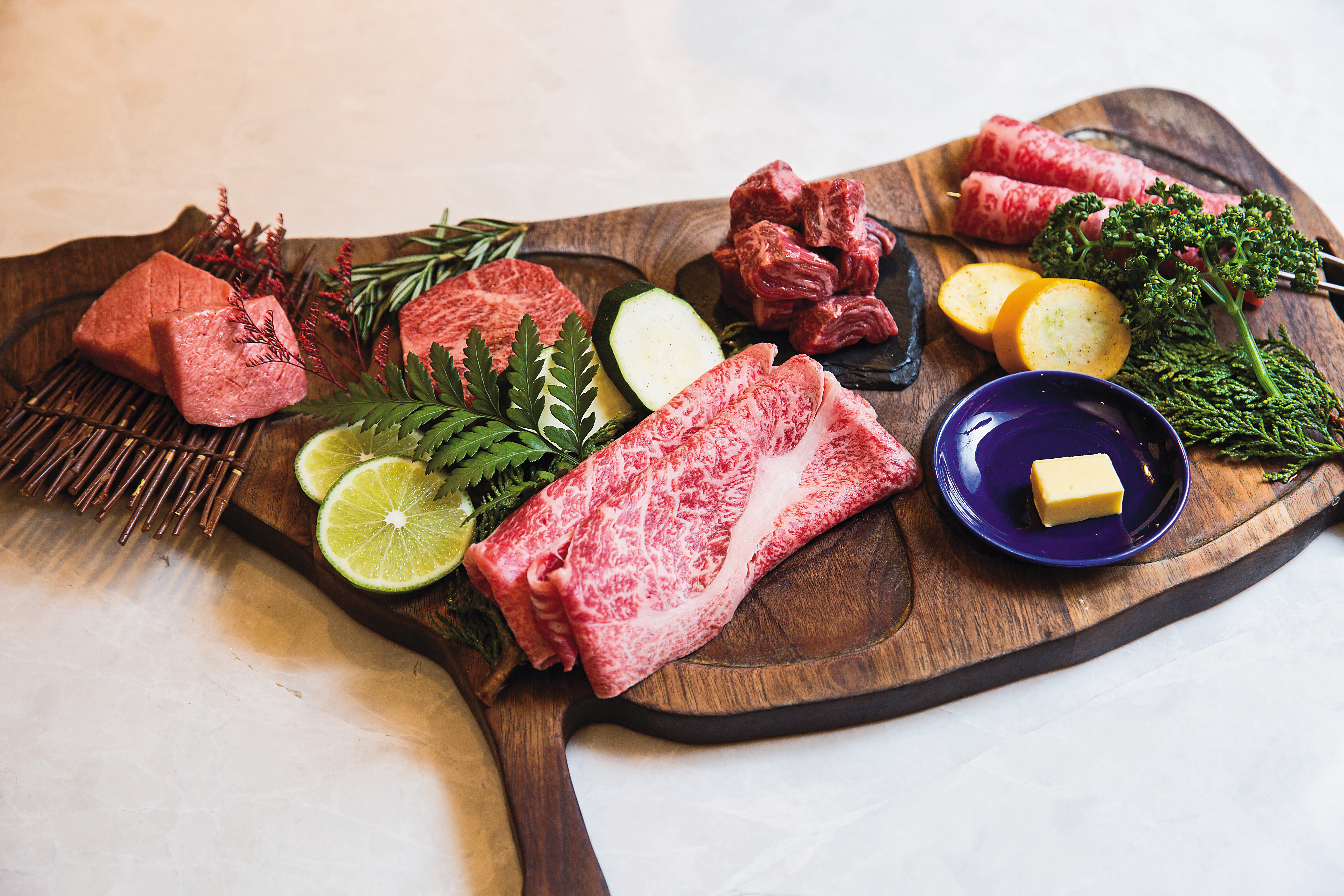 以牛盤盛出的「櫻花紅岩」燒肉套餐。它是由厚切牛舌、板腱、橫膈膜、精選A5姬路和牛、A5十二特上雪花牛組成。（6,800元／套）