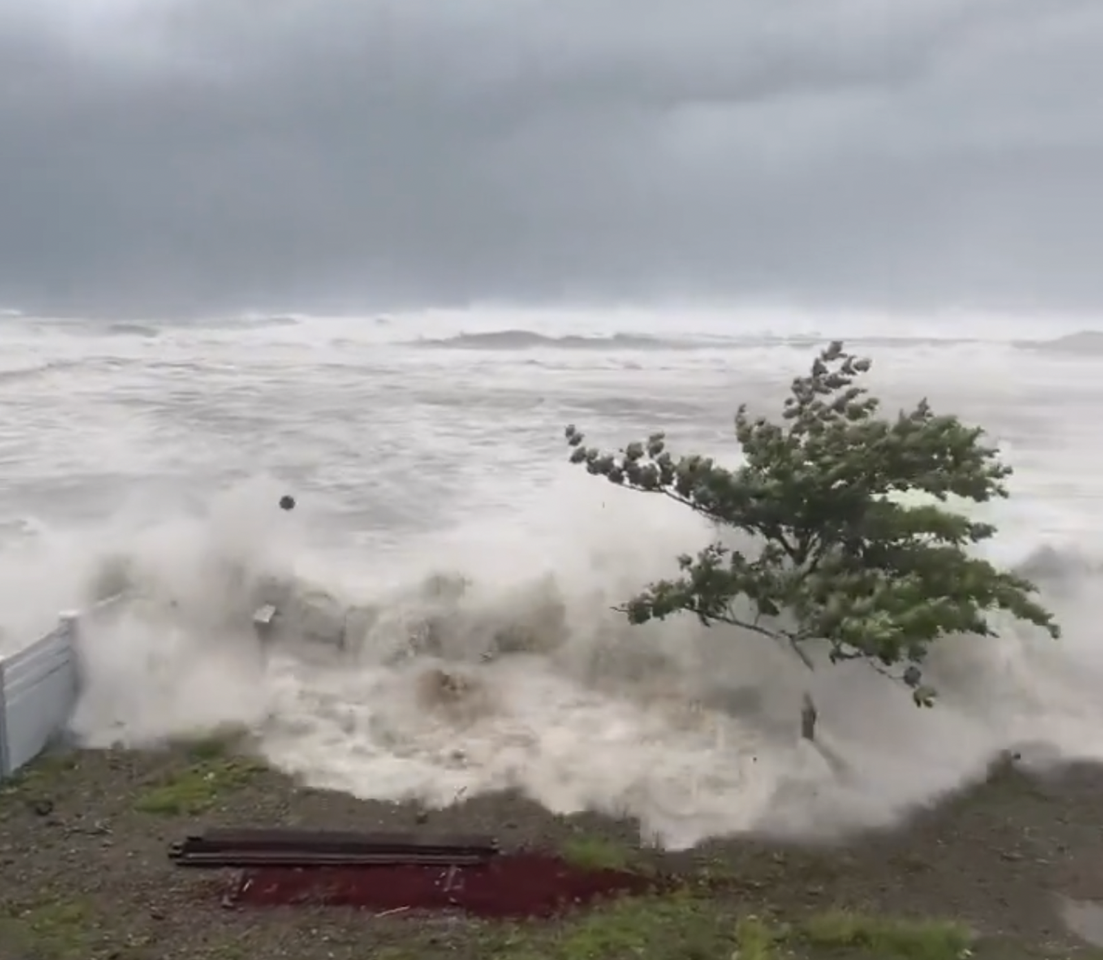 颱風鳳凰襲菲律賓「已釀2死」 百萬人緊急撤離!多處損毀