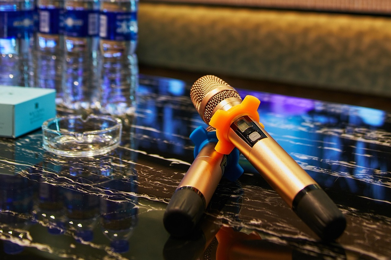 KTV業者透露，平均每5間包廂就有1間會點〈新不了情〉來唱。（示意圖，Pixabay）