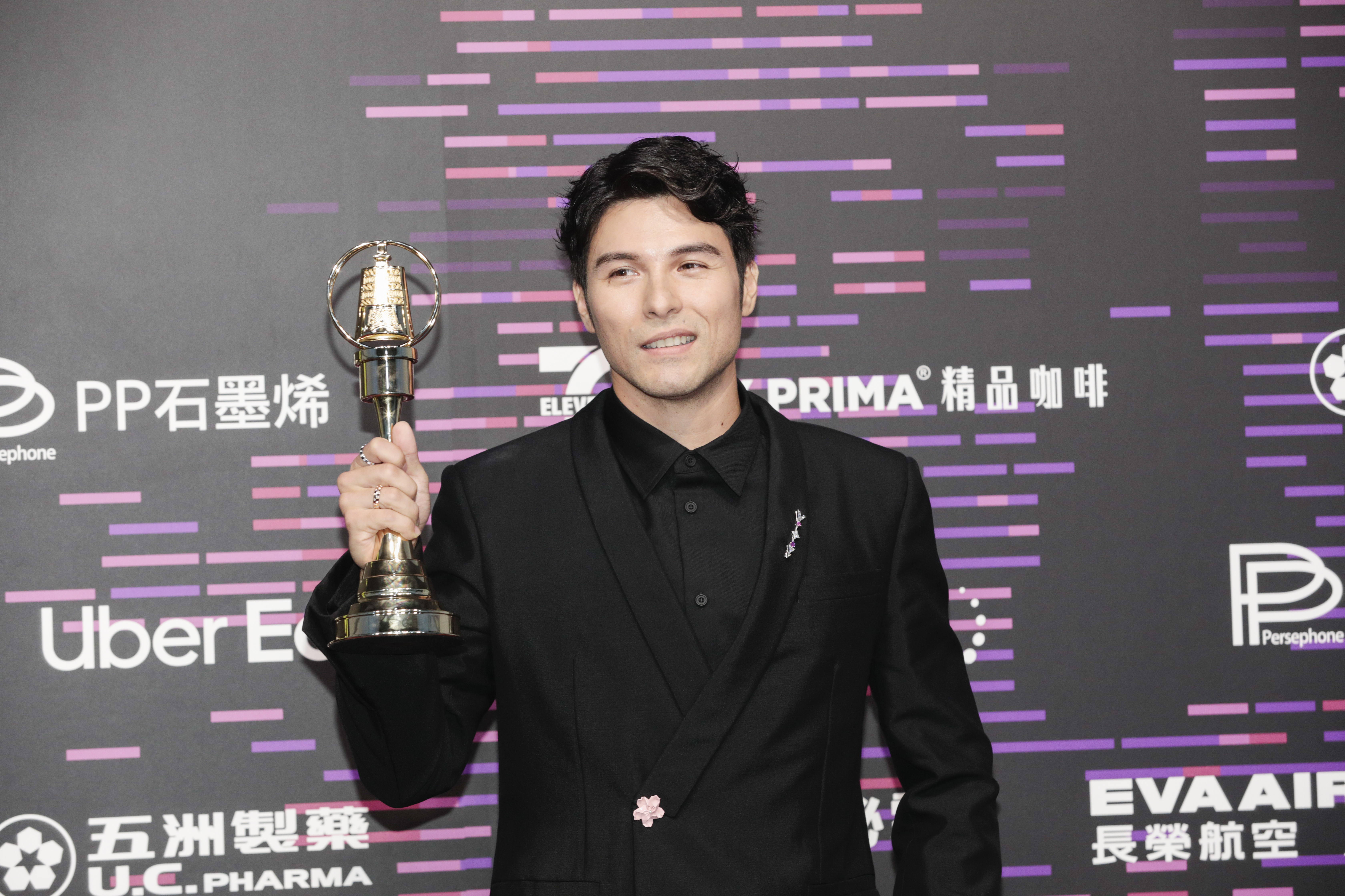 鳳小岳獲得迷你劇集視帝，感性向太太告白。