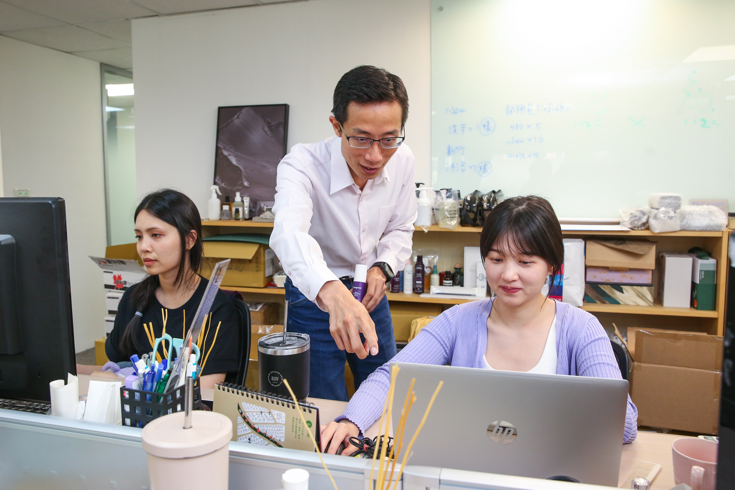 德典希望員工可以輕鬆、舒適上班,員工在公司內大多穿著簡單、素顏上班。