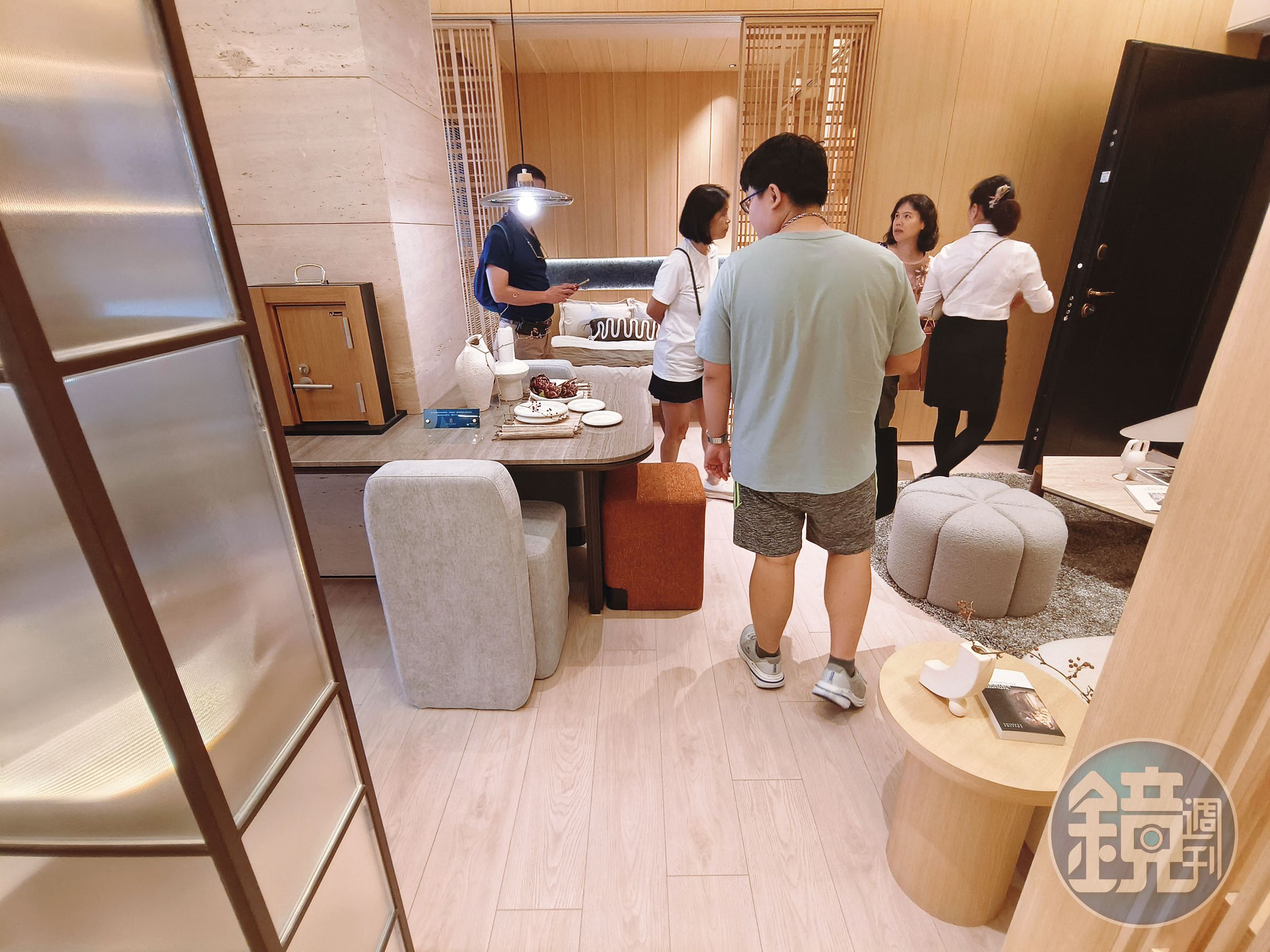 房地產剛性需求仍在，條件好的建案仍吸引眾多購屋族看屋，在樣品屋中想像、評估未來家的模樣。