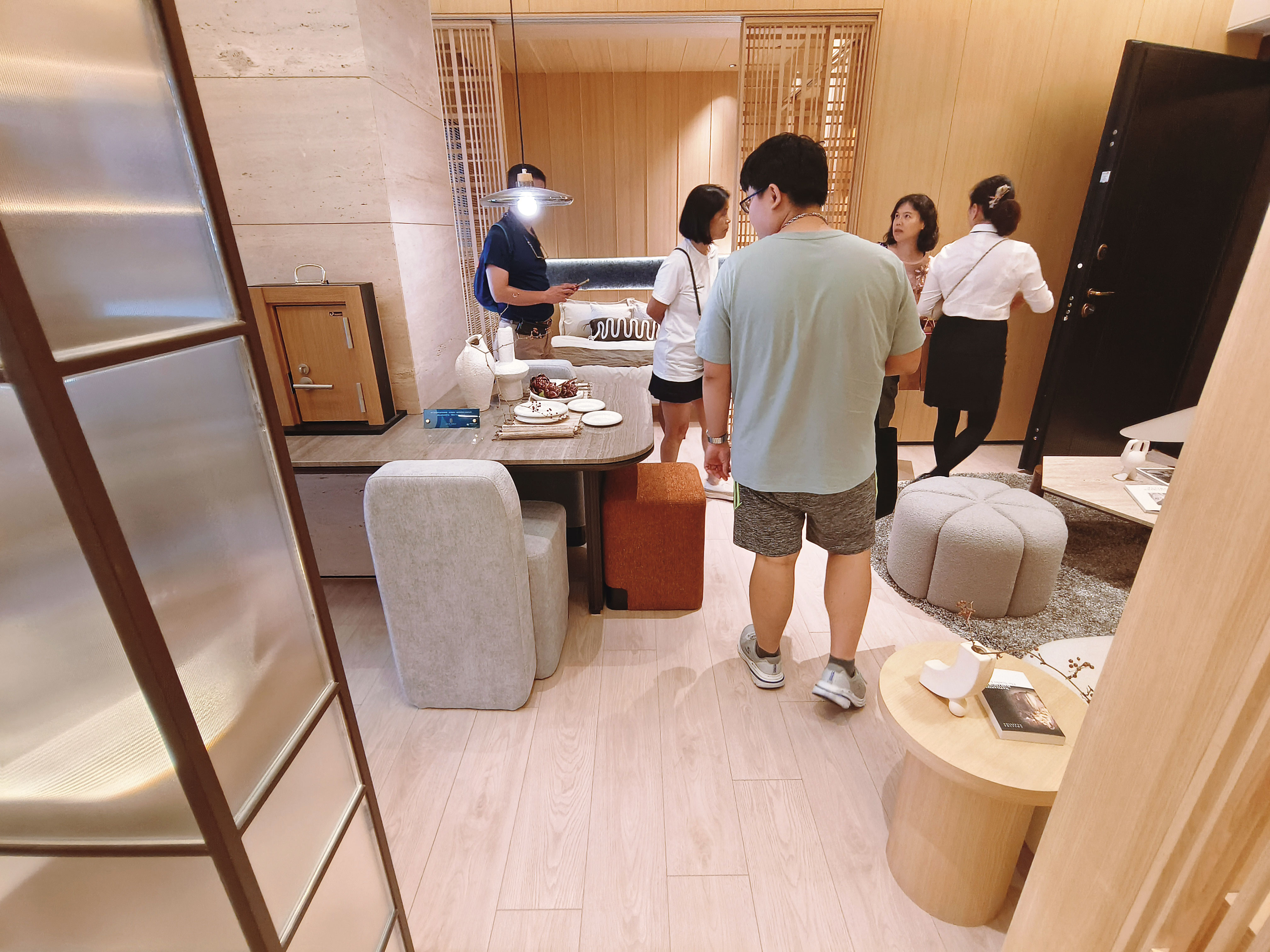 房地產剛性需求仍在，條件好的建案仍吸引眾多購屋族看屋，在樣品屋中想像、評估未來家的模樣。