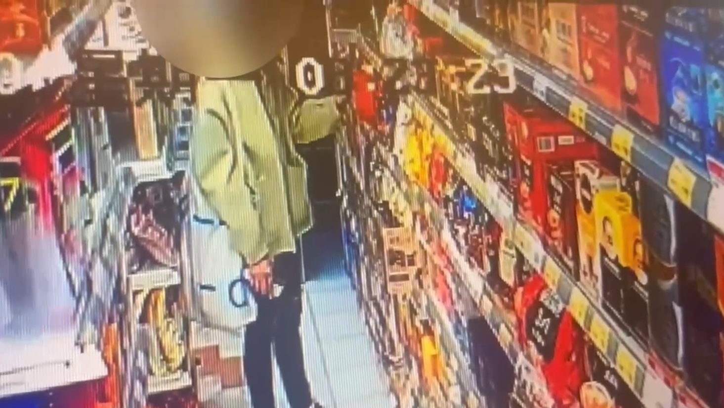 邱女在全聯超市的咖啡貨架徘徊，挑中喜愛款式後隨即放入隨身包中。（翻攝畫面）