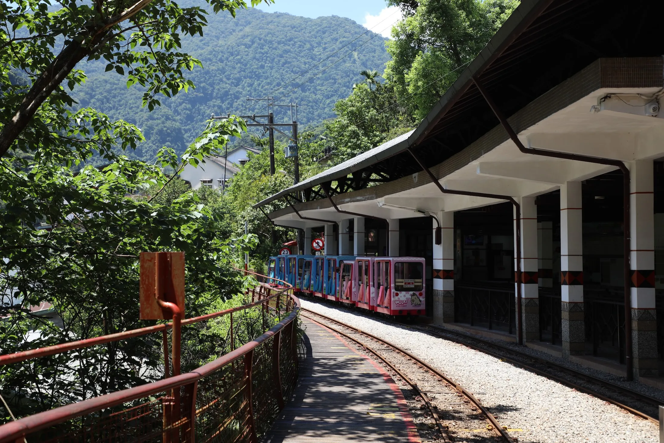 全台唯一觀光台車在烏來！5分鐘穿越森林、瀑布與百年軌道　還會經過民家後門