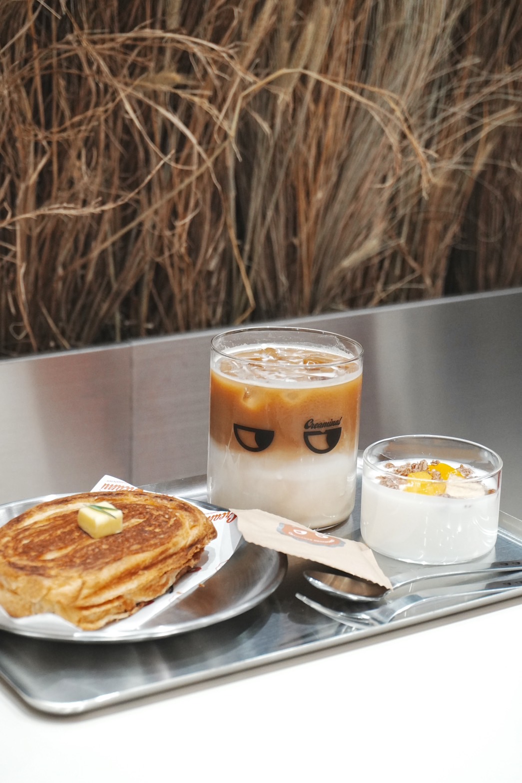「經典眼睛夸頌」首推口味是「黑金松露牛腱」，中式香料慢燉的牛腱肉軟嫩不柴，加上柔軟嫩蛋與濃郁松露氣息相當美味。（199元／個，搭配套餐350元起）