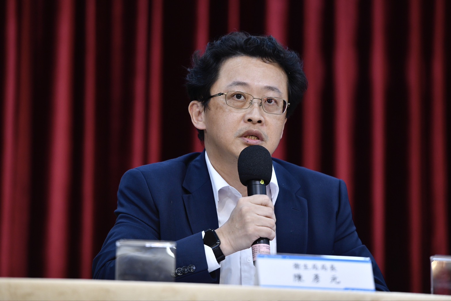 台北市衛生局長陳彥元說明4名在加護病房密切觀察與急救的個案。