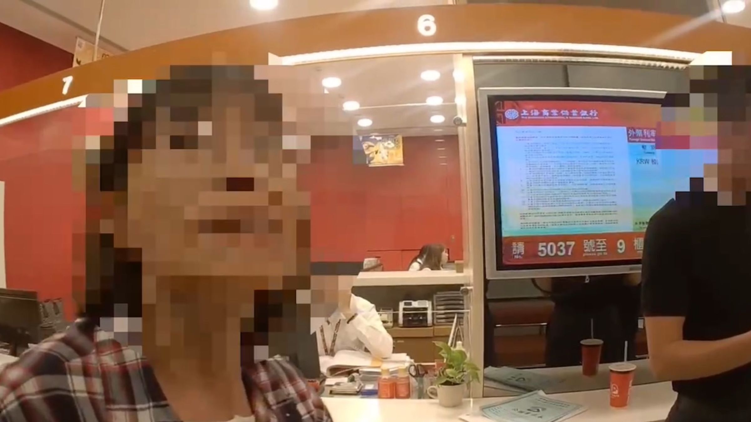 南港一名婦人遭假檢警詐騙卻深信不疑，警方致電北檢求證無此檢察官，才讓婦人醒悟。（翻攝畫面）