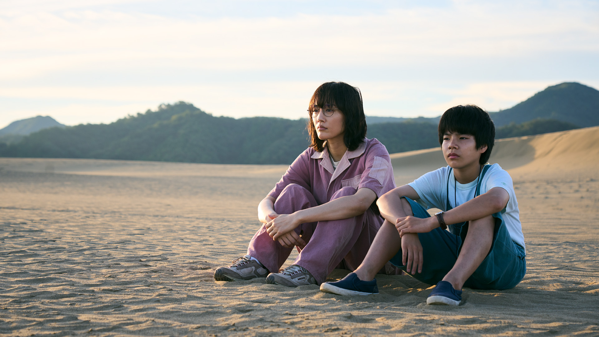 電影《29號公路》中，綾瀨遙（左）飾演孤僻的清潔工。（捷傑電影提供）