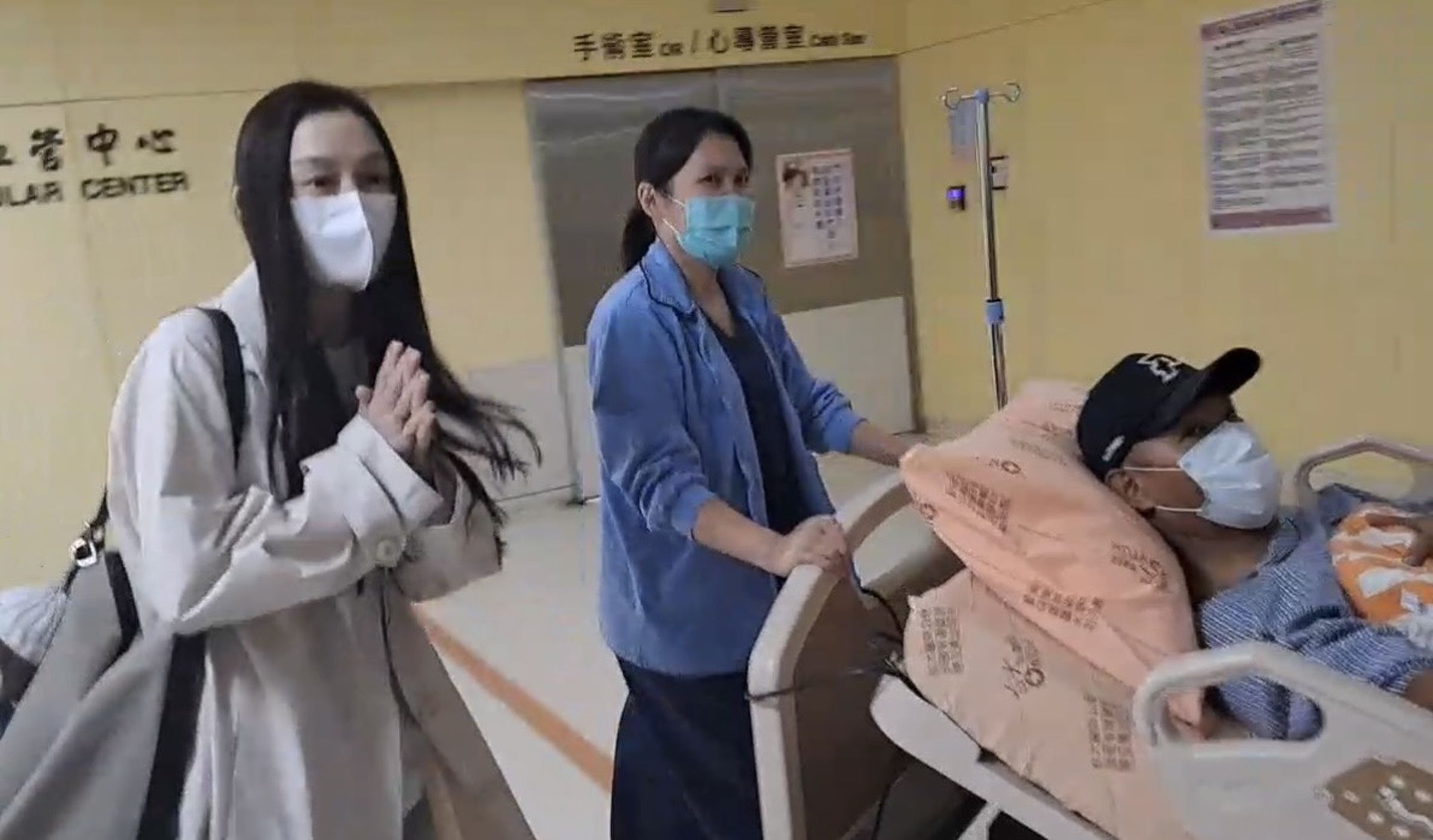 范范一路陪伴黑人,悉心照料他。(圖/讀者提供)