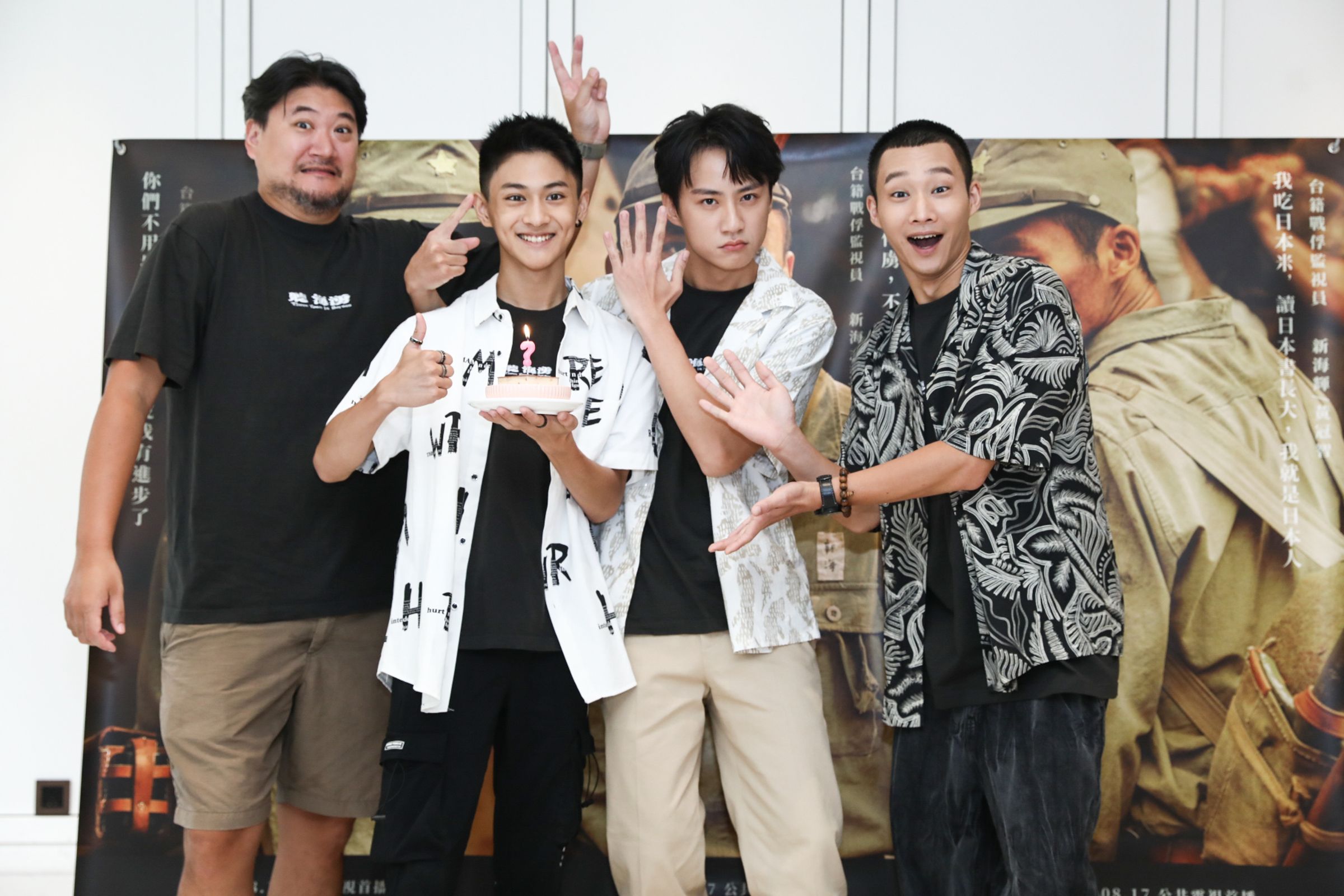 導演孫介珩(左1)和黃冠智(右起)、朱宥丞和吳翰林一同為《聽海湧》造勢。(公視提供)