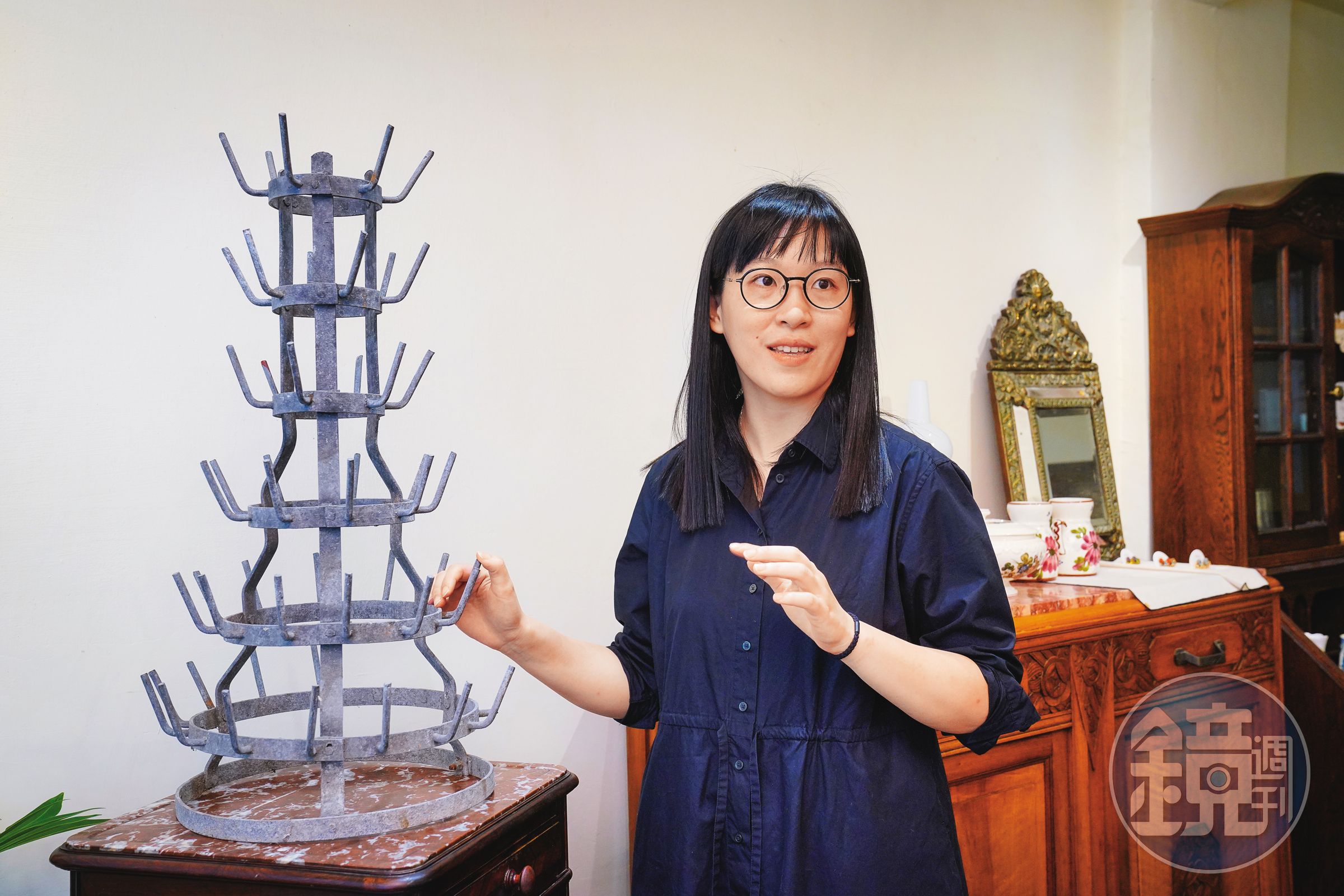 蔡宇恩說，這個古老的置杯架是她的收藏非賣品，很類似她愛的達達及超現實主義藝術家杜象曾經展示過的作品。 