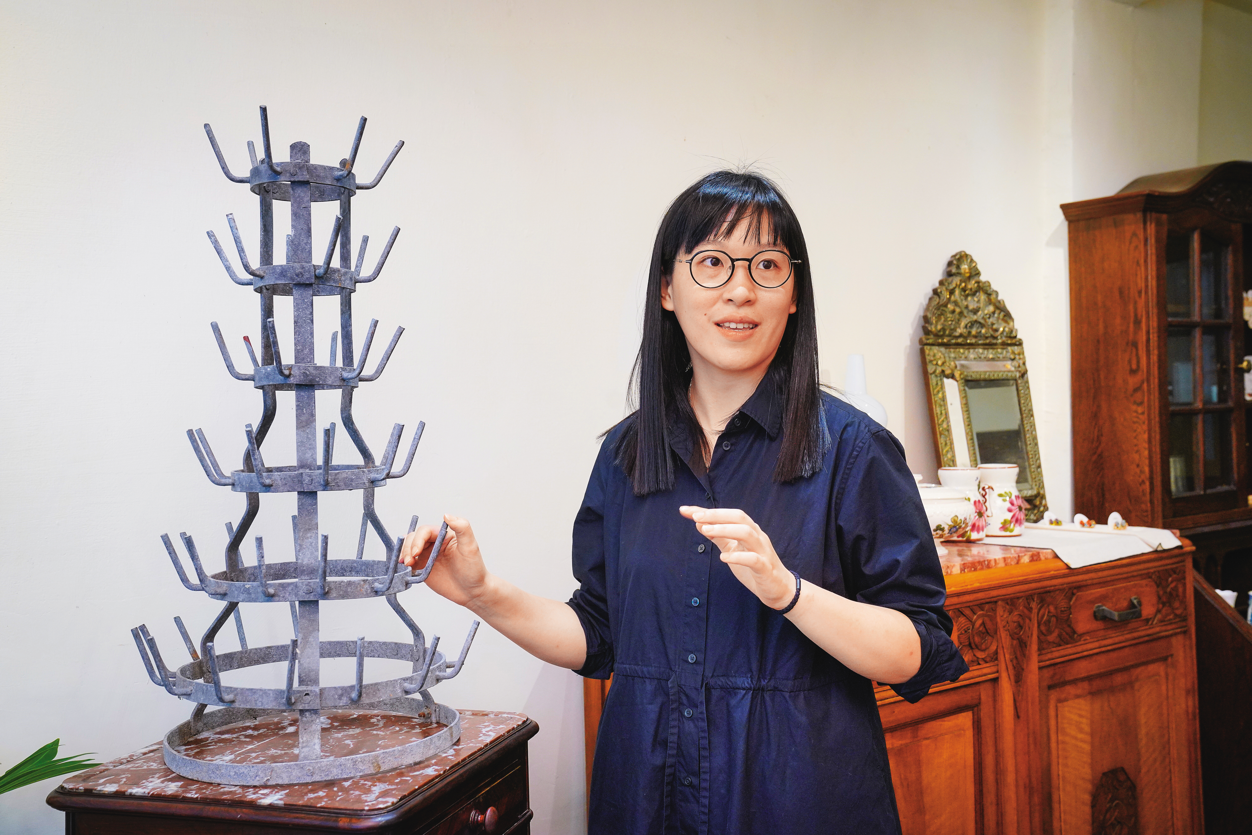 蔡宇恩說，這個古老的置杯架是她的收藏非賣品，很類似她愛的達達及超現實主義藝術家杜象曾經展示過的作品。 