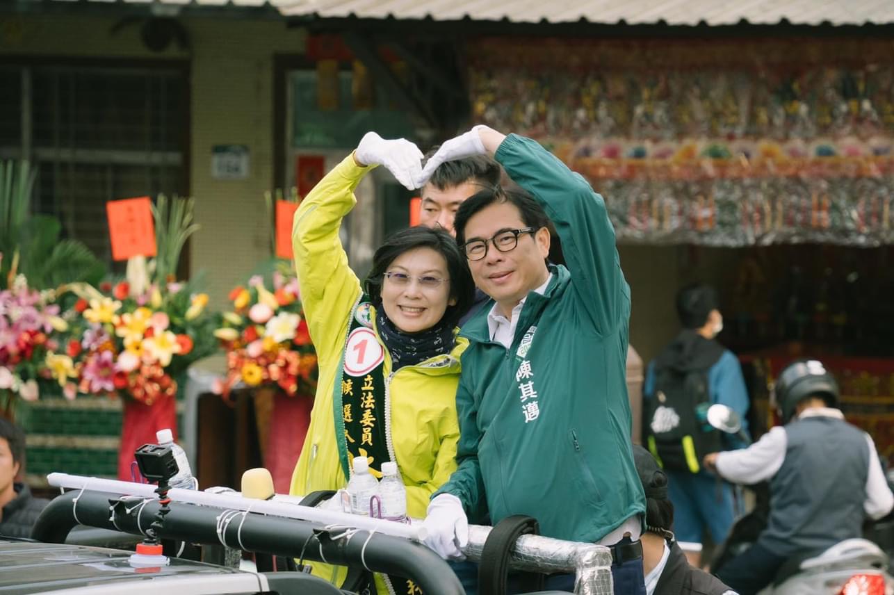 選前一天高雄民進黨立委候選人林岱樺遭對手控宣傳車意圖衝撞。（翻攝畫面）