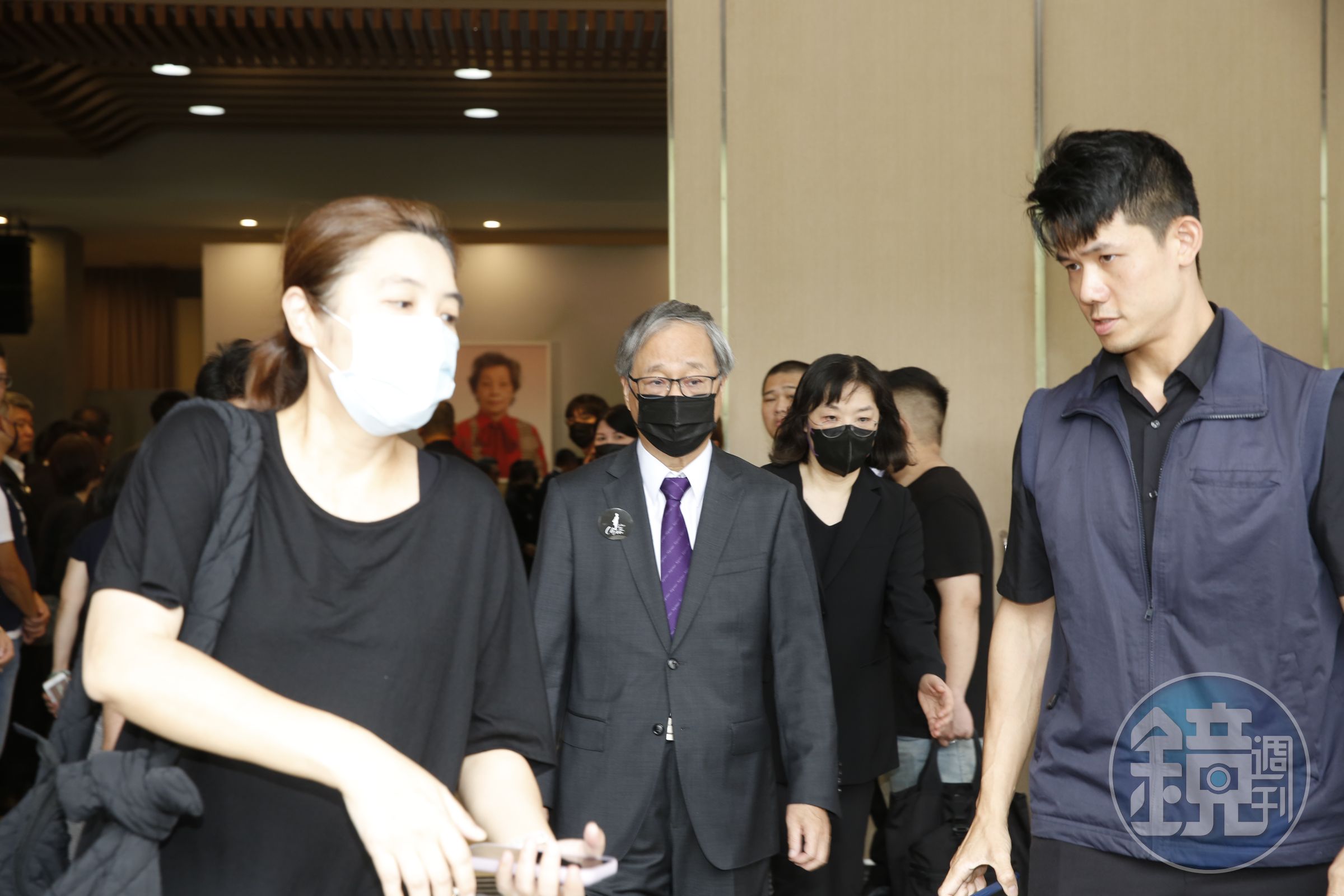 新上任的文化部長李遠(小野)特地前來弔唁。