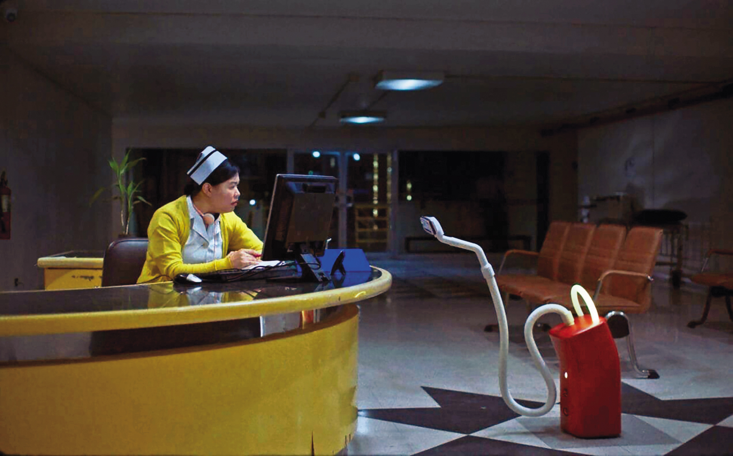 早逝的妻子鬼魂附在吸塵器上，要證明自己對夫家有幫助，是個「有用的鬼」。（翻攝自網路）