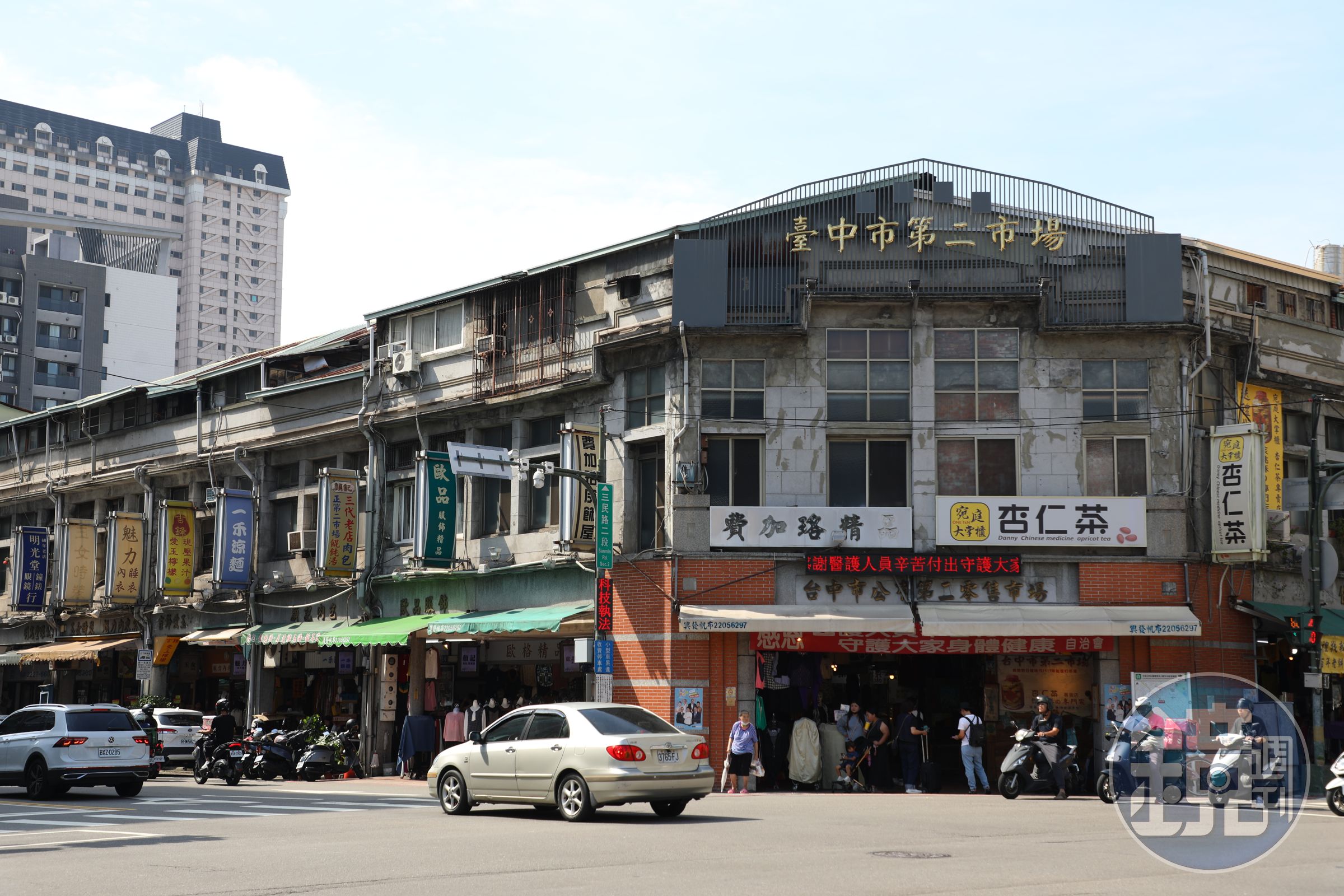 台中第二市場有許多個入口，位在三民路二段與臺灣大道交叉口的入口最具代表性。