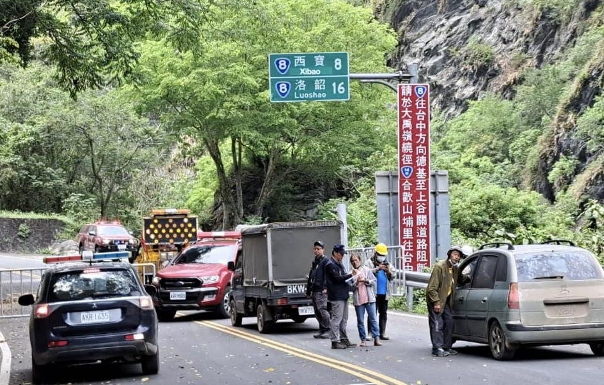 中央災害應變中心今天表示,花蓮地震造成13人死亡、442人留置、6人失聯、1,145人受傷。(翻攝自臉書@林右昌)
