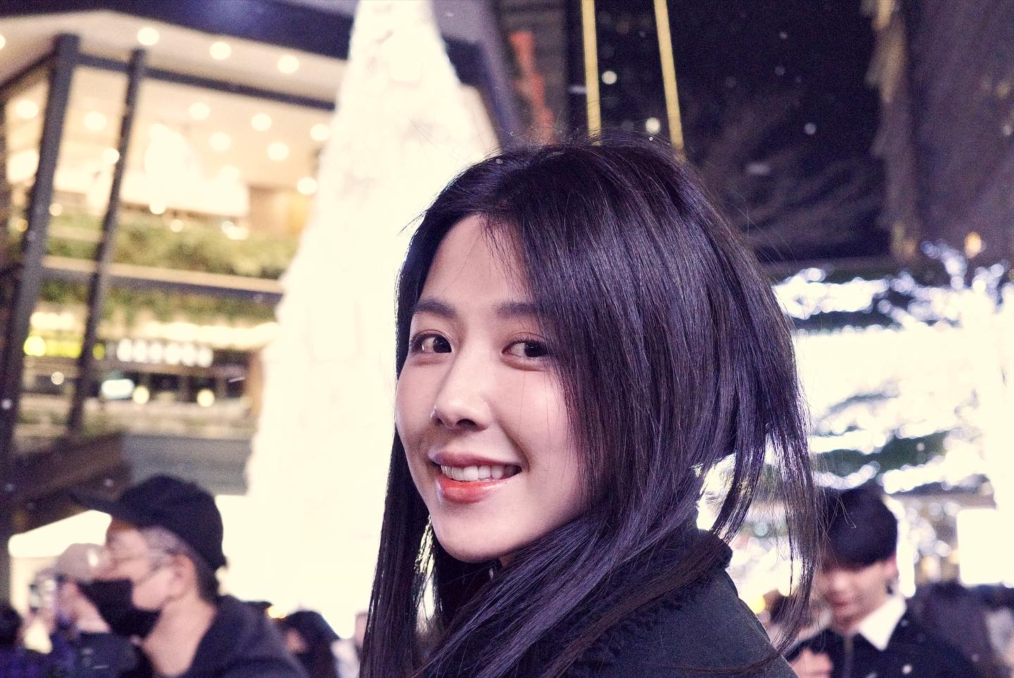  邵雨薇分享的好幾張零偽裝約會照不是失焦就是眨眼、過暗或過曝，攝影師都是吳慷仁，她取笑「正常發揮」。（翻攝邵雨薇臉書）