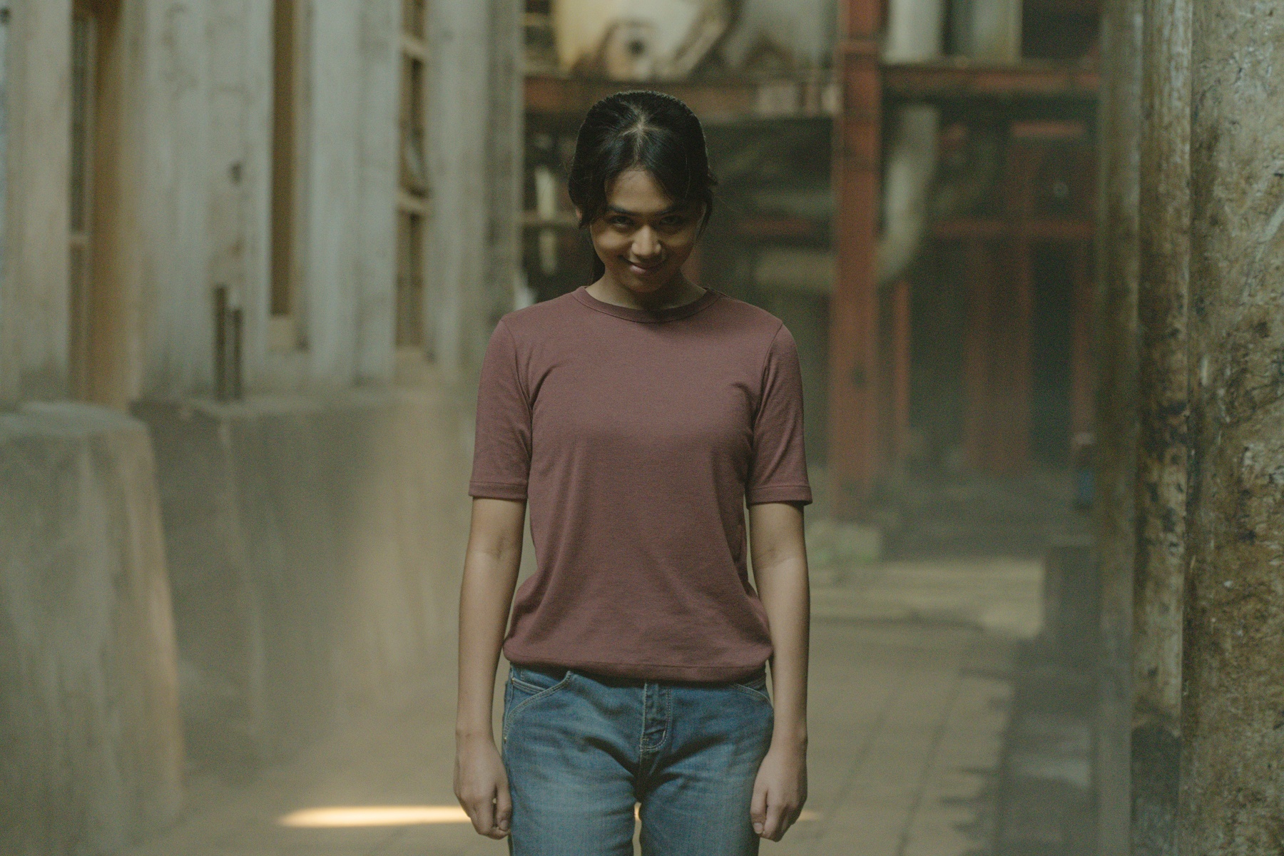 《鬼祭》劇組深入一座以鬧鬼聞名的糖廠實景拍攝，圖為演員之一阿澤拉普特里。（采昌國際多媒體提供）