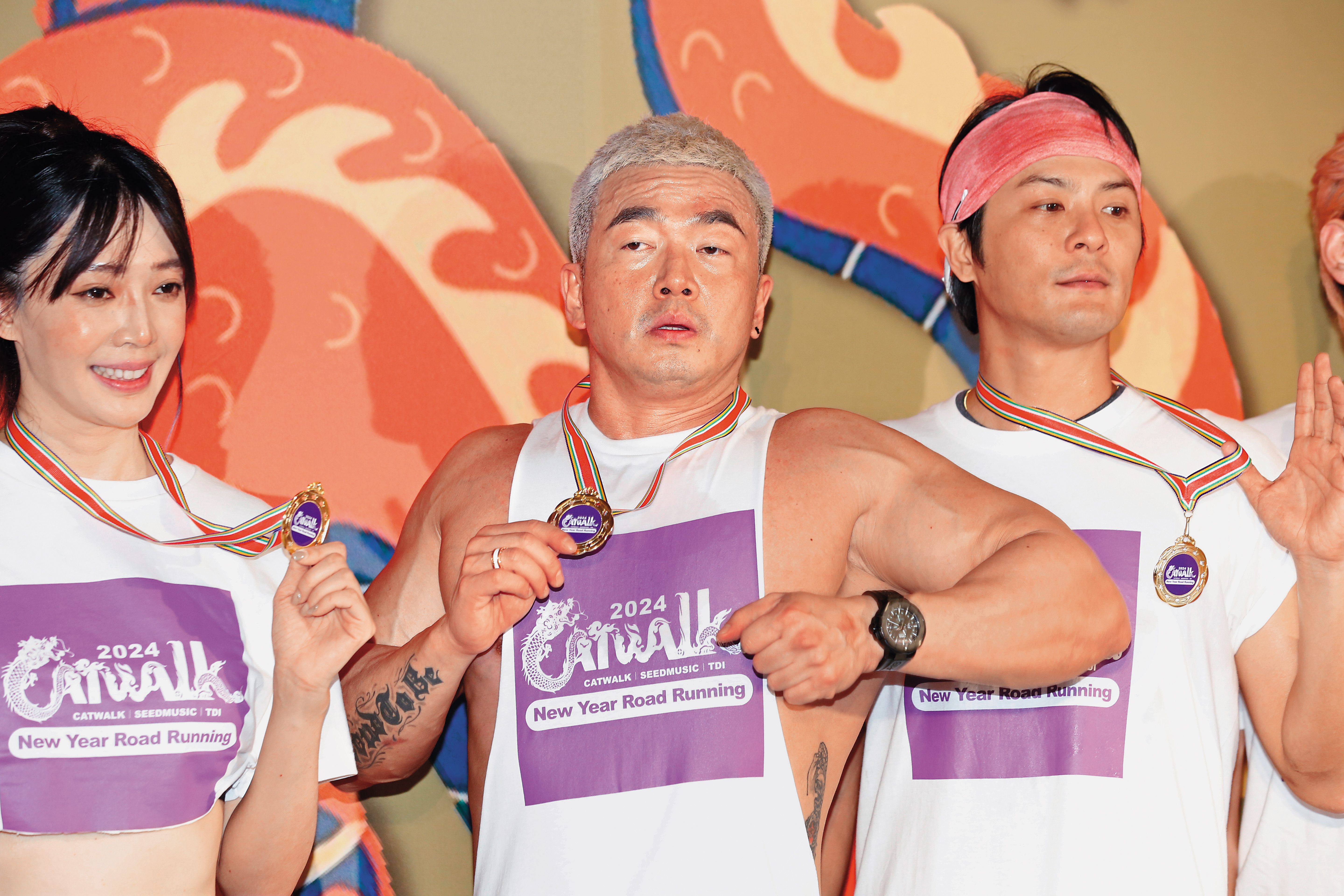 李沛旭（中）被笑是「舞棍阿伯」，他自嘲「人生走歪」，但這漢草讓小編情「旭」快失控了。（噴鼻血）