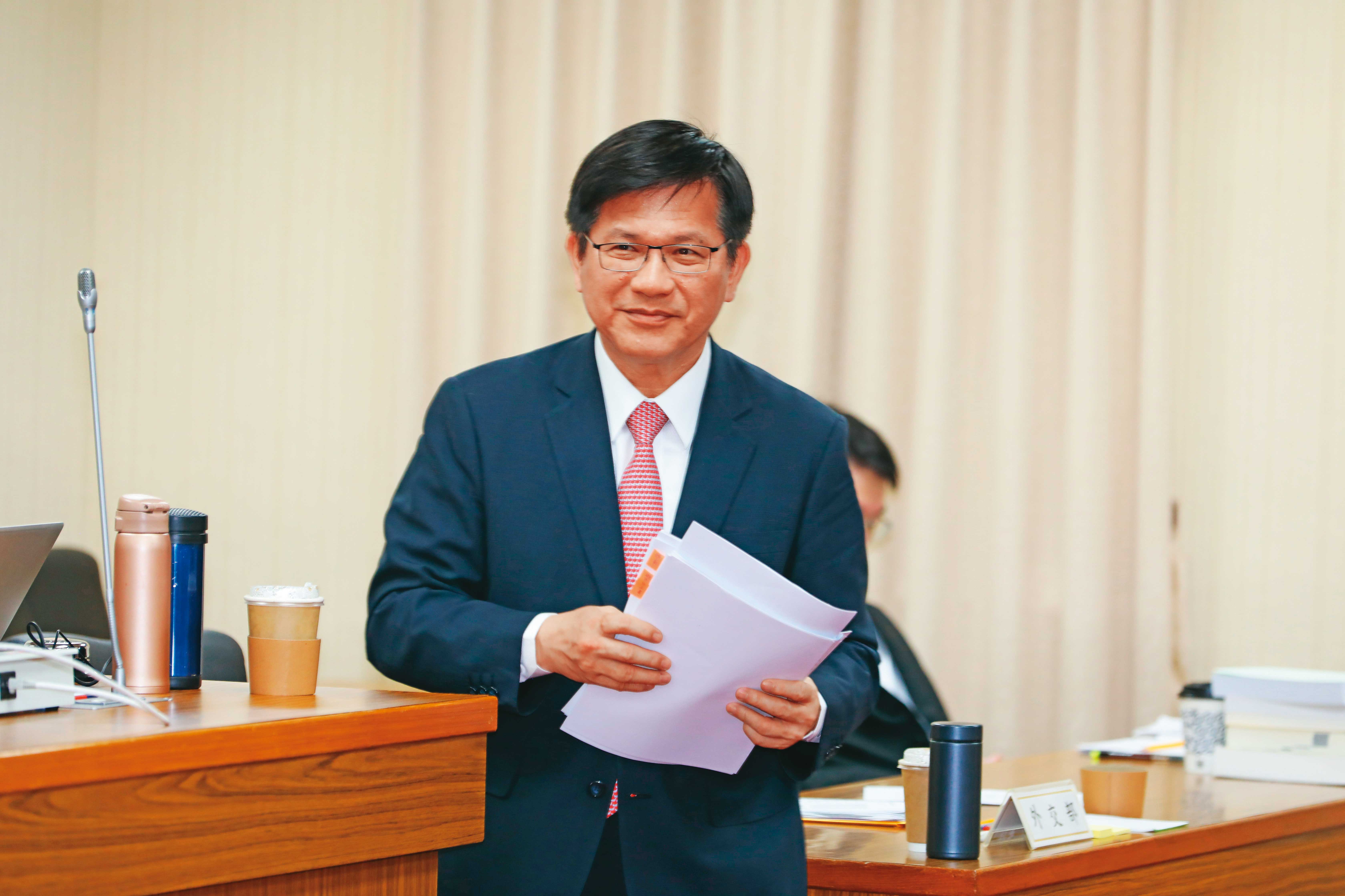 外交部長林佳龍在美選大選後赴立法院備詢，對台美關係展現信心。
