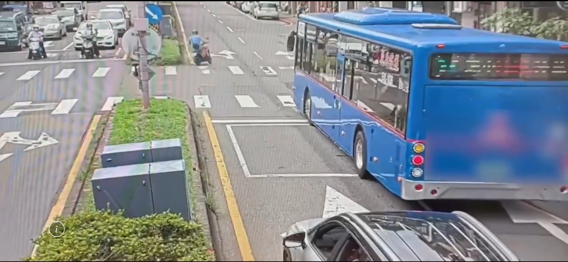 公車驚險連闖2紅燈　竟是司機沒喝水引發橫紋肌溶解急送醫