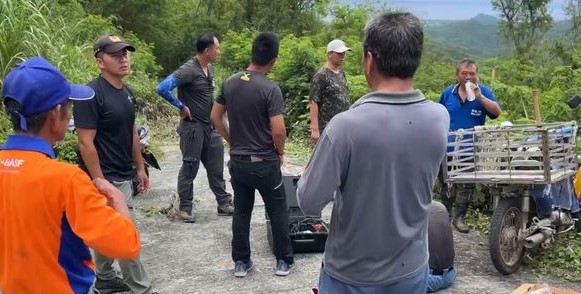 失智婦人疑走失於卑南鄉山區,親友與村民自發組成搜救隊伍,氣氛緊張。(翻攝畫面)