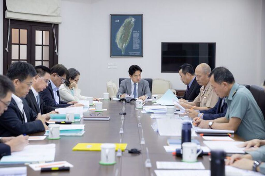 因應中東局勢，賴清德19日與國防部、國安團隊召開例行軍事會談。（總統府提供）