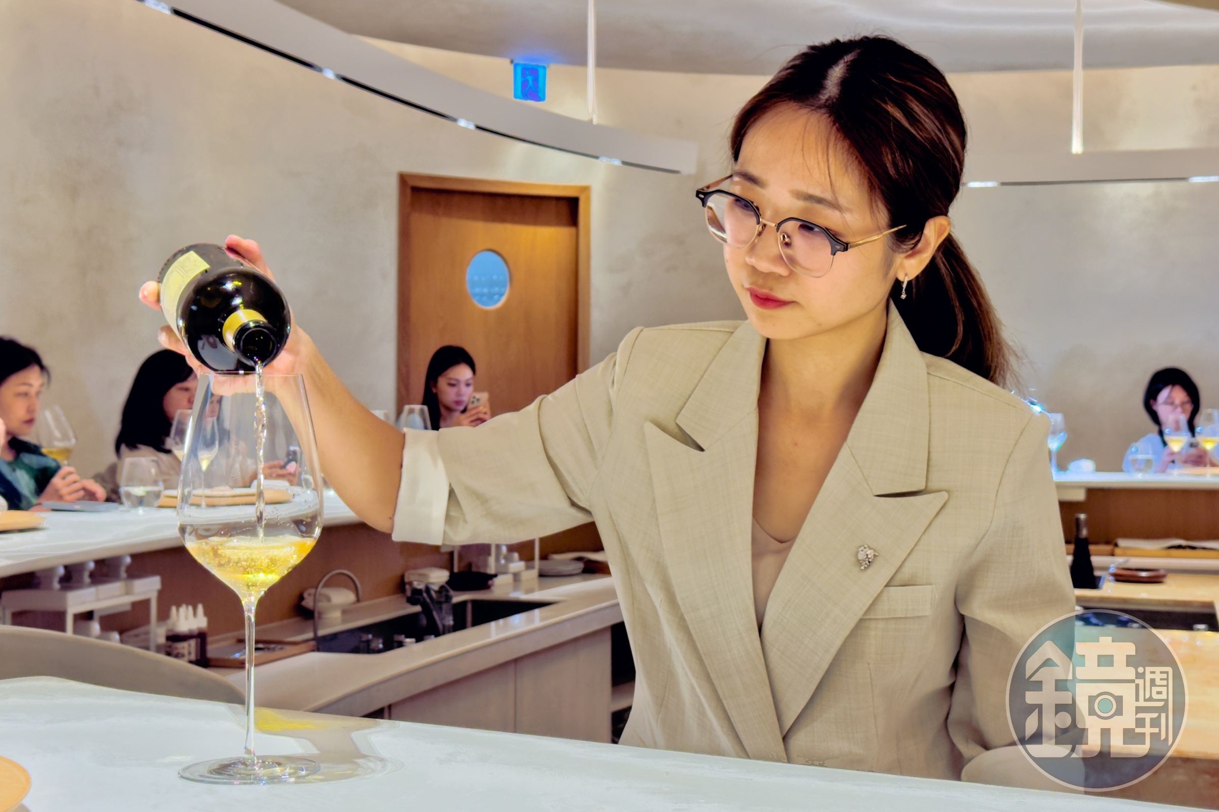 侍酒師邱雯琪讓酒單保持機動性，除了搭配套餐，還會依天氣、時段與賓客選酒，約每3～7天調整一次。