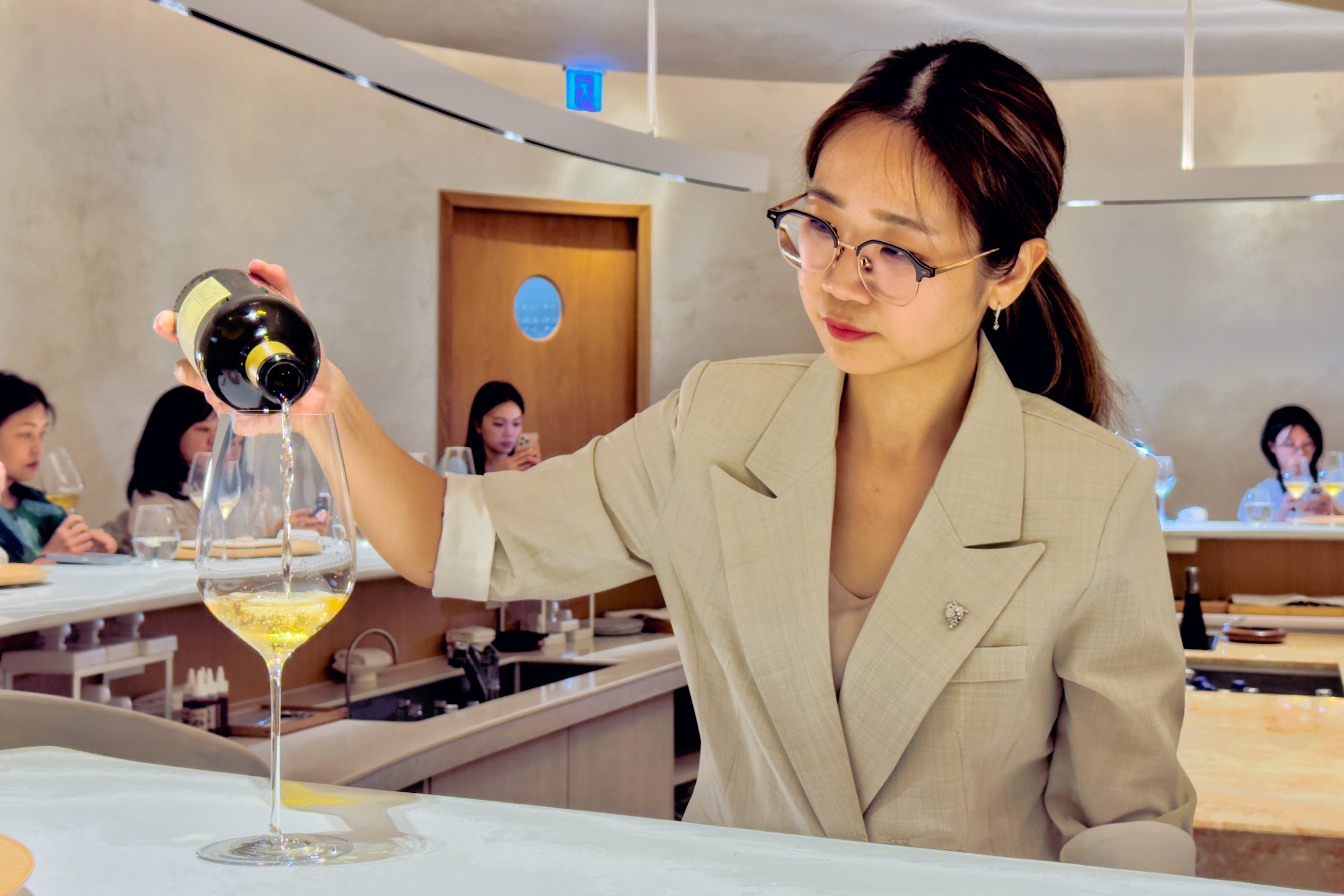 侍酒師邱雯琪讓酒單保持機動性，除了搭配套餐，還會依天氣、時段與賓客選酒，約每3～7天調整一次。