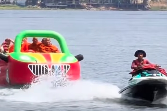 5名身著橘色僧袍的僧侶，揪團搭乘「汽車造型」的香蕉船，畫面既詭異又好笑。（翻攝自aoddy.natthaphong FB）