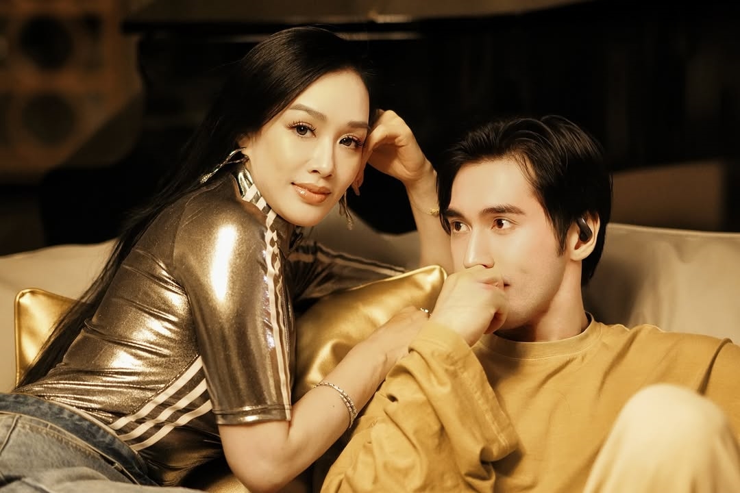 女星鍾麗緹與小12歲中國男星張倫碩結縭10年，一家人幸福美滿。（翻攝自鍾麗緹IG）