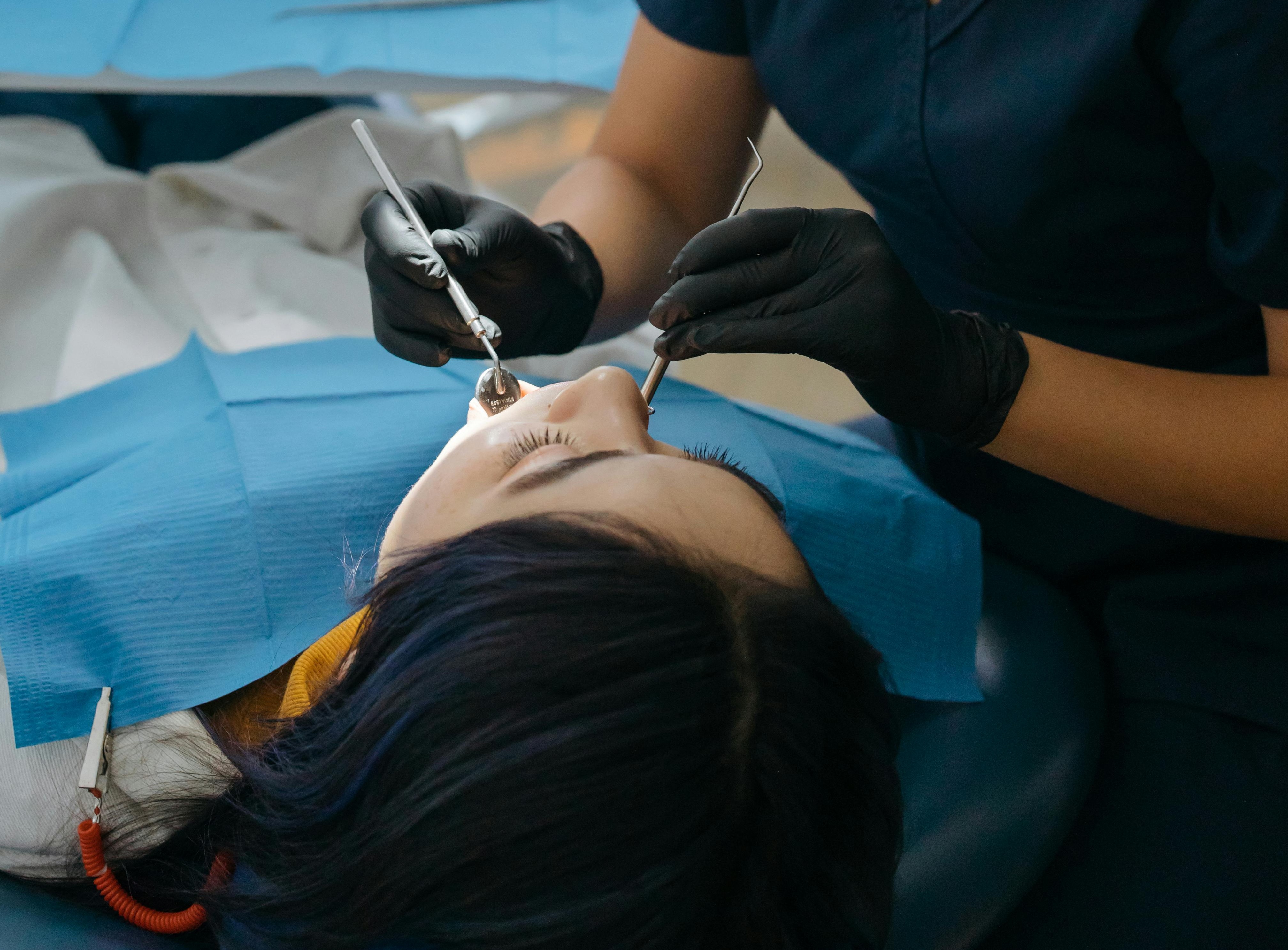 宜蘭一名無照牙醫替病患看診並做假牙，3年不法獲利215萬元，法院近日判他6月徒刑，得易科罰金，圖為示意圖。（翻攝自Pexels圖庫）