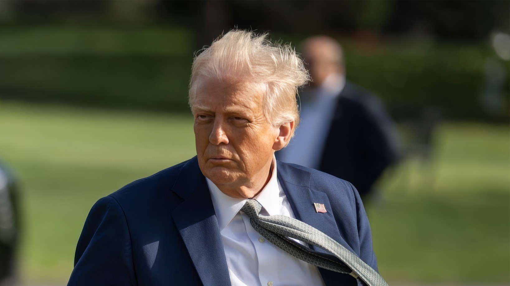 為了讓洗澡更爽快，川普取消水壓限制。而白宮也聲明「這不是笑話，這是自由」。（翻攝自facebook @The White House）