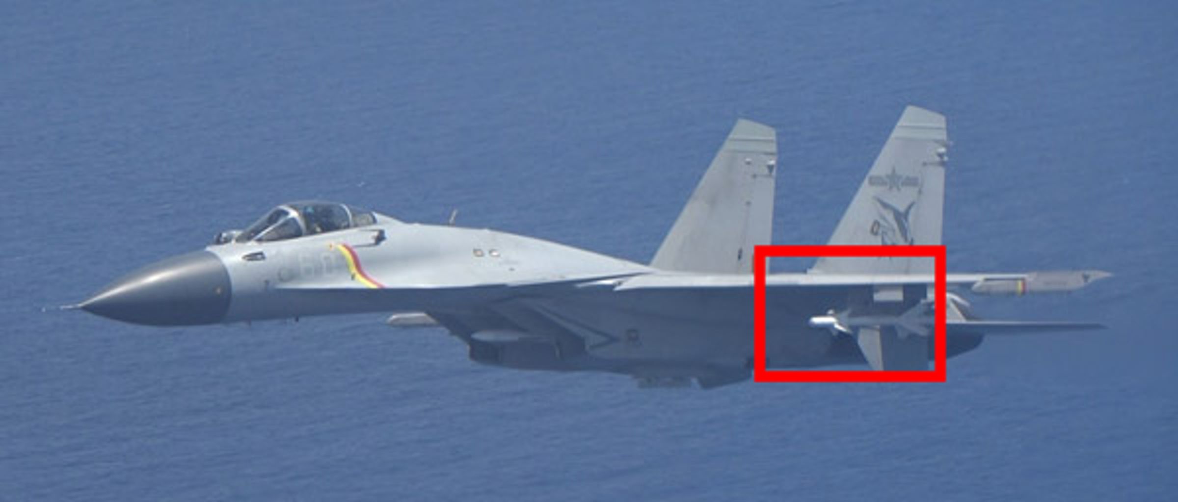 中國殲15戰機左機翼下方掛載飛彈。（翻攝日本防衛省官網）