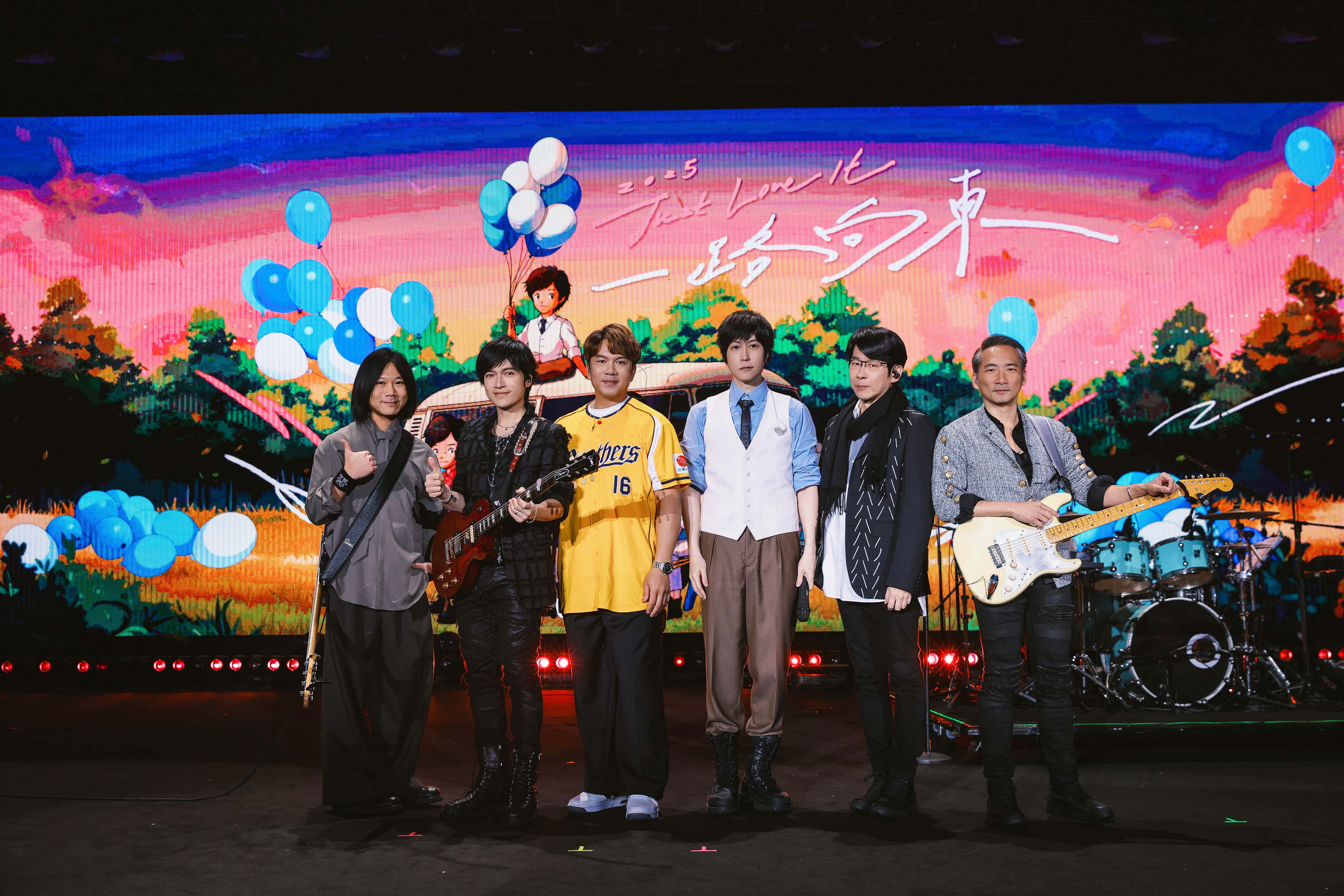 五月天去年號召相信音樂同門歌手，在花蓮舉辦「一路向東」公益演唱會，還邀來棒球員周思齊同台。（相信音樂提供）