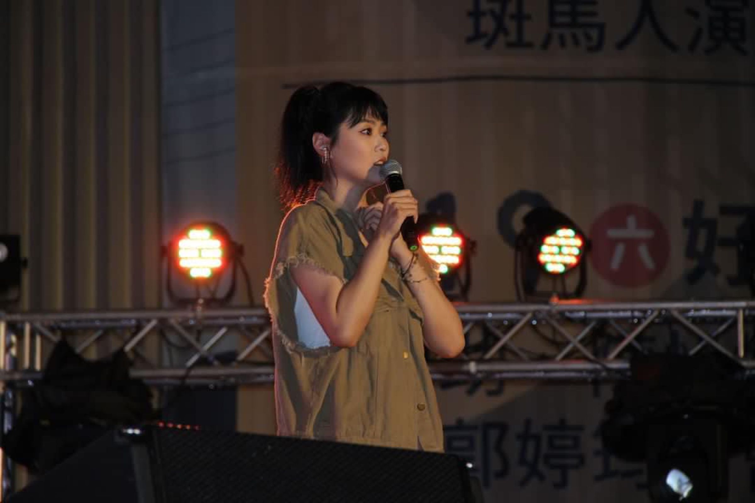 曹雅雯對宗教信仰相當虔誠,經常受邀參與宮廟活動演出。(翻攝自曹雅雯臉書)